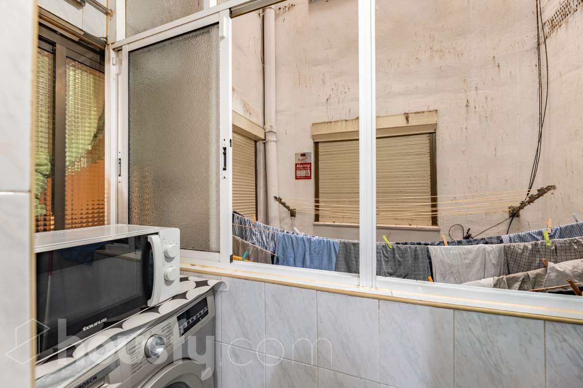 Housfy vende 🏡 luminoso piso ubicado en L'Hospitalet de Llobregat, el cuál consta de 47m2 útiles (verificados con la Dirección General de Catastro). Construido en el año: 1967. Actualmente la vivienda esta alquilada hasta octubre del año 2027, obteniendo una renta de 750€ al mes. Distribución de estancias -Salón-comedor -3 Dormitorios -1 Baño -Cocina equipada Características específicas -Cédula de habitabilidad Zona y entorno Respecto a la ubicación, se sitúa en L'Hospitalet de Llobregat, municipio de Barcelona. Esta propiedad se encuentra cerca de transporte público, colegios, supermercados y farmacias. Aviso legal El precio de venta no incluye gastos de la compraventa como notaría, registro, impuestos, ni tampoco honorarios agencia. Esta publicación no es vinculante. Consulta siempre la nota simple con Housfy antes de formalizar la compraventa. Sobre nosotros Housfy es la plataforma integral de servicios inmobiliarios. Nuestra combinación de expertos y tecnología pone al alcance de todo el mundo servicios cómodos, claros y seguros. AICAT número: 7922. Nos encargamos de la gestión y asesoramiento de la compra. ¡Olvídate de todo! Hacemos los trámites por ti. Y, si además necesitas financiación, ponemos a tu disposición un bróker hipotecario para ayudarte a conseguir las mejores condiciones para tu perfil económico. ¿Quieres visitarla? Contacta con Housfy y agenda tu visita sin compromiso. Más información en: housfy.com En cumplimiento de la Ley 8/2026 en Cataluña, el certificado de presencia o ausencia de amianto se encuentra en proceso de tramitación.-28