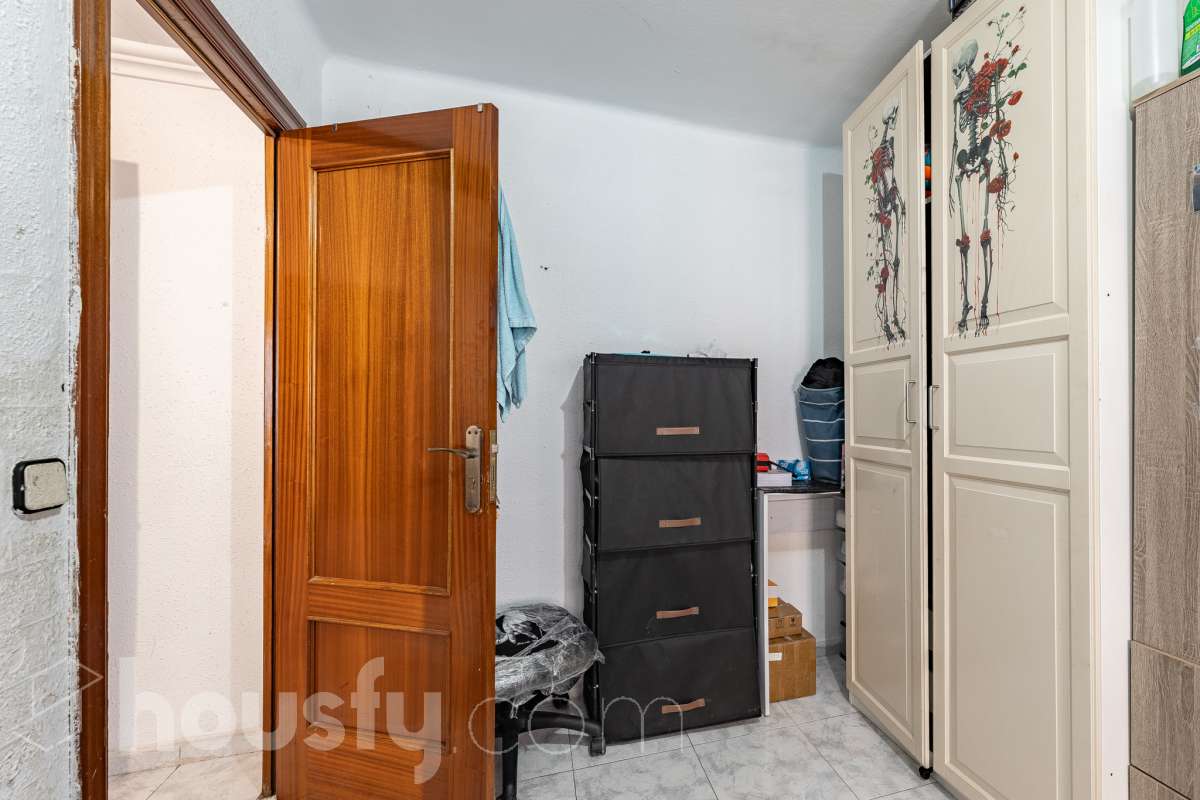 Housfy vende 🏡 luminoso piso ubicado en L'Hospitalet de Llobregat, el cuál consta de 47m2 útiles (verificados con la Dirección General de Catastro). Construido en el año: 1967. Actualmente la vivienda esta alquilada hasta octubre del año 2027, obteniendo una renta de 750€ al mes. Distribución de estancias -Salón-comedor -3 Dormitorios -1 Baño -Cocina equipada Características específicas -Cédula de habitabilidad Zona y entorno Respecto a la ubicación, se sitúa en L'Hospitalet de Llobregat, municipio de Barcelona. Esta propiedad se encuentra cerca de transporte público, colegios, supermercados y farmacias. Aviso legal El precio de venta no incluye gastos de la compraventa como notaría, registro, impuestos, ni tampoco honorarios agencia. Esta publicación no es vinculante. Consulta siempre la nota simple con Housfy antes de formalizar la compraventa. Sobre nosotros Housfy es la plataforma integral de servicios inmobiliarios. Nuestra combinación de expertos y tecnología pone al alcance de todo el mundo servicios cómodos, claros y seguros. AICAT número: 7922. Nos encargamos de la gestión y asesoramiento de la compra. ¡Olvídate de todo! Hacemos los trámites por ti. Y, si además necesitas financiación, ponemos a tu disposición un bróker hipotecario para ayudarte a conseguir las mejores condiciones para tu perfil económico. ¿Quieres visitarla? Contacta con Housfy y agenda tu visita sin compromiso. Más información en: housfy.com En cumplimiento de la Ley 8/2026 en Cataluña, el certificado de presencia o ausencia de amianto se encuentra en proceso de tramitación.-10