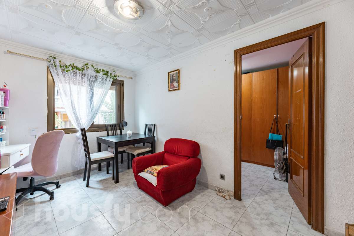 Housfy vende 🏡 luminoso piso ubicado en L'Hospitalet de Llobregat, el cuál consta de 47m2 útiles (verificados con la Dirección General de Catastro). Construido en el año: 1967. Actualmente la vivienda esta alquilada hasta octubre del año 2027, obteniendo una renta de 750€ al mes. Distribución de estancias -Salón-comedor -3 Dormitorios -1 Baño -Cocina equipada Características específicas -Cédula de habitabilidad Zona y entorno Respecto a la ubicación, se sitúa en L'Hospitalet de Llobregat, municipio de Barcelona. Esta propiedad se encuentra cerca de transporte público, colegios, supermercados y farmacias. Aviso legal El precio de venta no incluye gastos de la compraventa como notaría, registro, impuestos, ni tampoco honorarios agencia. Esta publicación no es vinculante. Consulta siempre la nota simple con Housfy antes de formalizar la compraventa. Sobre nosotros Housfy es la plataforma integral de servicios inmobiliarios. Nuestra combinación de expertos y tecnología pone al alcance de todo el mundo servicios cómodos, claros y seguros. AICAT número: 7922. Nos encargamos de la gestión y asesoramiento de la compra. ¡Olvídate de todo! Hacemos los trámites por ti. Y, si además necesitas financiación, ponemos a tu disposición un bróker hipotecario para ayudarte a conseguir las mejores condiciones para tu perfil económico. ¿Quieres visitarla? Contacta con Housfy y agenda tu visita sin compromiso. Más información en: housfy.com En cumplimiento de la Ley 8/2026 en Cataluña, el certificado de presencia o ausencia de amianto se encuentra en proceso de tramitación.-6