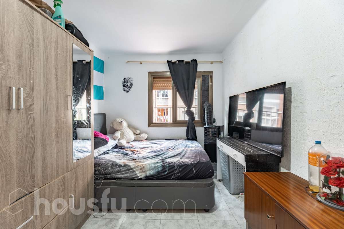 Housfy vende 🏡 luminoso piso ubicado en L'Hospitalet de Llobregat, el cuál consta de 47m2 útiles (verificados con la Dirección General de Catastro). Construido en el año: 1967. Actualmente la vivienda esta alquilada hasta octubre del año 2027, obteniendo una renta de 750€ al mes. Distribución de estancias -Salón-comedor -3 Dormitorios -1 Baño -Cocina equipada Características específicas -Cédula de habitabilidad Zona y entorno Respecto a la ubicación, se sitúa en L'Hospitalet de Llobregat, municipio de Barcelona. Esta propiedad se encuentra cerca de transporte público, colegios, supermercados y farmacias. Aviso legal El precio de venta no incluye gastos de la compraventa como notaría, registro, impuestos, ni tampoco honorarios agencia. Esta publicación no es vinculante. Consulta siempre la nota simple con Housfy antes de formalizar la compraventa. Sobre nosotros Housfy es la plataforma integral de servicios inmobiliarios. Nuestra combinación de expertos y tecnología pone al alcance de todo el mundo servicios cómodos, claros y seguros. AICAT número: 7922. Nos encargamos de la gestión y asesoramiento de la compra. ¡Olvídate de todo! Hacemos los trámites por ti. Y, si además necesitas financiación, ponemos a tu disposición un bróker hipotecario para ayudarte a conseguir las mejores condiciones para tu perfil económico. ¿Quieres visitarla? Contacta con Housfy y agenda tu visita sin compromiso. Más información en: housfy.com En cumplimiento de la Ley 8/2026 en Cataluña, el certificado de presencia o ausencia de amianto se encuentra en proceso de tramitación.-8