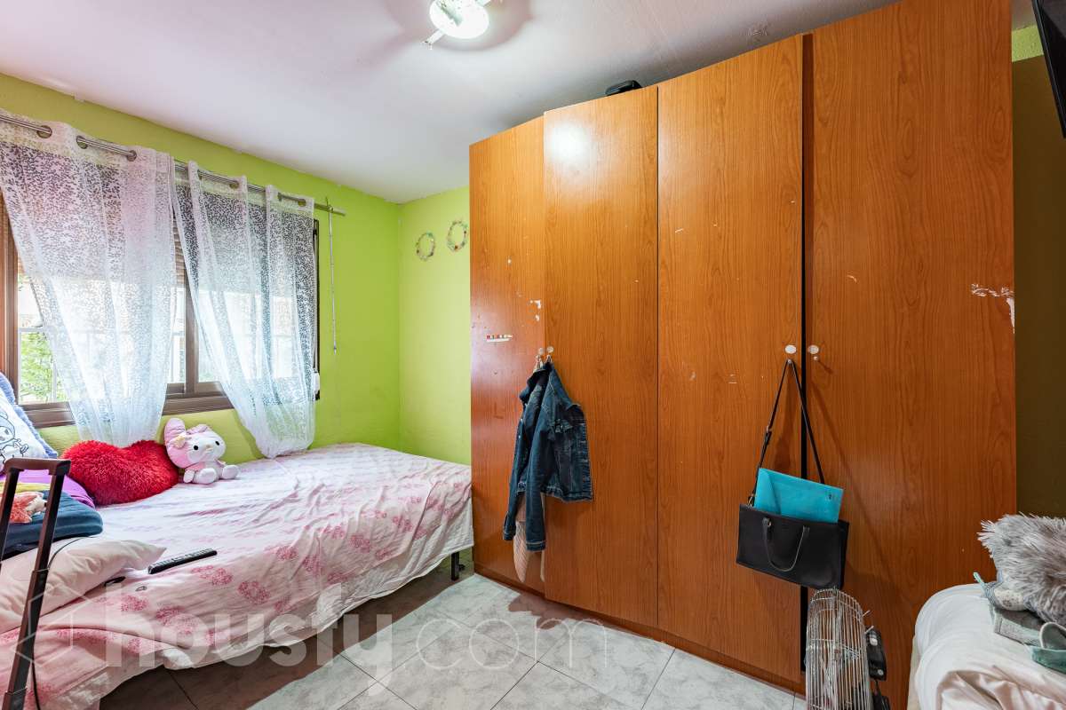 Housfy vende 🏡 luminoso piso ubicado en L'Hospitalet de Llobregat, el cuál consta de 47m2 útiles (verificados con la Dirección General de Catastro). Construido en el año: 1967. Actualmente la vivienda esta alquilada hasta octubre del año 2027, obteniendo una renta de 750€ al mes. Distribución de estancias -Salón-comedor -3 Dormitorios -1 Baño -Cocina equipada Características específicas -Cédula de habitabilidad Zona y entorno Respecto a la ubicación, se sitúa en L'Hospitalet de Llobregat, municipio de Barcelona. Esta propiedad se encuentra cerca de transporte público, colegios, supermercados y farmacias. Aviso legal El precio de venta no incluye gastos de la compraventa como notaría, registro, impuestos, ni tampoco honorarios agencia. Esta publicación no es vinculante. Consulta siempre la nota simple con Housfy antes de formalizar la compraventa. Sobre nosotros Housfy es la plataforma integral de servicios inmobiliarios. Nuestra combinación de expertos y tecnología pone al alcance de todo el mundo servicios cómodos, claros y seguros. AICAT número: 7922. Nos encargamos de la gestión y asesoramiento de la compra. ¡Olvídate de todo! Hacemos los trámites por ti. Y, si además necesitas financiación, ponemos a tu disposición un bróker hipotecario para ayudarte a conseguir las mejores condiciones para tu perfil económico. ¿Quieres visitarla? Contacta con Housfy y agenda tu visita sin compromiso. Más información en: housfy.com En cumplimiento de la Ley 8/2026 en Cataluña, el certificado de presencia o ausencia de amianto se encuentra en proceso de tramitación.-13
