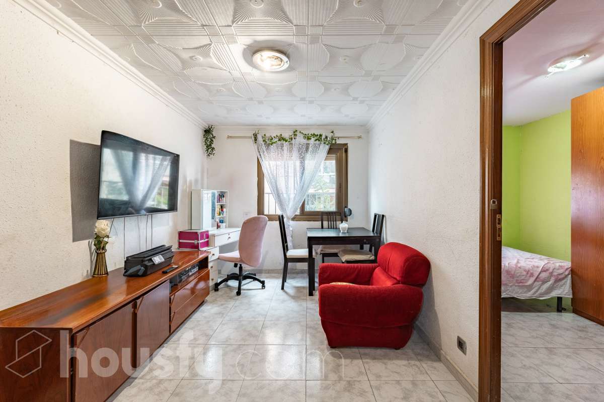 Housfy vende 🏡 luminoso piso ubicado en L'Hospitalet de Llobregat, el cuál consta de 47m2 útiles (verificados con la Dirección General de Catastro). Construido en el año: 1967. Actualmente la vivienda esta alquilada hasta octubre del año 2027, obteniendo una renta de 750€ al mes. Distribución de estancias -Salón-comedor -3 Dormitorios -1 Baño -Cocina equipada Características específicas -Cédula de habitabilidad Zona y entorno Respecto a la ubicación, se sitúa en L'Hospitalet de Llobregat, municipio de Barcelona. Esta propiedad se encuentra cerca de transporte público, colegios, supermercados y farmacias. Aviso legal El precio de venta no incluye gastos de la compraventa como notaría, registro, impuestos, ni tampoco honorarios agencia. Esta publicación no es vinculante. Consulta siempre la nota simple con Housfy antes de formalizar la compraventa. Sobre nosotros Housfy es la plataforma integral de servicios inmobiliarios. Nuestra combinación de expertos y tecnología pone al alcance de todo el mundo servicios cómodos, claros y seguros. AICAT número: 7922. Nos encargamos de la gestión y asesoramiento de la compra. ¡Olvídate de todo! Hacemos los trámites por ti. Y, si además necesitas financiación, ponemos a tu disposición un bróker hipotecario para ayudarte a conseguir las mejores condiciones para tu perfil económico. ¿Quieres visitarla? Contacta con Housfy y agenda tu visita sin compromiso. Más información en: housfy.com En cumplimiento de la Ley 8/2026 en Cataluña, el certificado de presencia o ausencia de amianto se encuentra en proceso de tramitación.-2