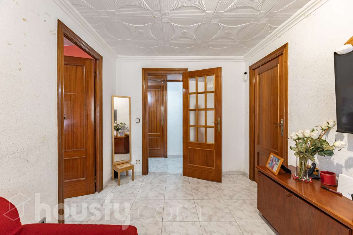 Housfy vende 🏡 luminoso piso ubicado en L'Hospitalet de Llobregat, el cuál consta de 47m2 útiles (verificados con la Dirección General de Catastro). Construido en el año: 1967. Actualmente la vivienda esta alquilada hasta octubre del año 2027, obteniendo una renta de 750€ al mes. Distribución de estancias -Salón-comedor -3 Dormitorios -1 Baño -Cocina equipada Características específicas -Cédula de habitabilidad Zona y entorno Respecto a la ubicación, se sitúa en L'Hospitalet de Llobregat, municipio de Barcelona. Esta propiedad se encuentra cerca de transporte público, colegios, supermercados y farmacias. Aviso legal El precio de venta no incluye gastos de la compraventa como notaría, registro, impuestos, ni tampoco honorarios agencia. Esta publicación no es vinculante. Consulta siempre la nota simple con Housfy antes de formalizar la compraventa. Sobre nosotros Housfy es la plataforma integral de servicios inmobiliarios. Nuestra combinación de expertos y tecnología pone al alcance de todo el mundo servicios cómodos, claros y seguros. AICAT número: 7922. Nos encargamos de la gestión y asesoramiento de la compra. ¡Olvídate de todo! Hacemos los trámites por ti. Y, si además necesitas financiación, ponemos a tu disposición un bróker hipotecario para ayudarte a conseguir las mejores condiciones para tu perfil económico. ¿Quieres visitarla? Contacta con Housfy y agenda tu visita sin compromiso. Más información en: housfy.com En cumplimiento de la Ley 8/2026 en Cataluña, el certificado de presencia o ausencia de amianto se encuentra en proceso de tramitación.-7