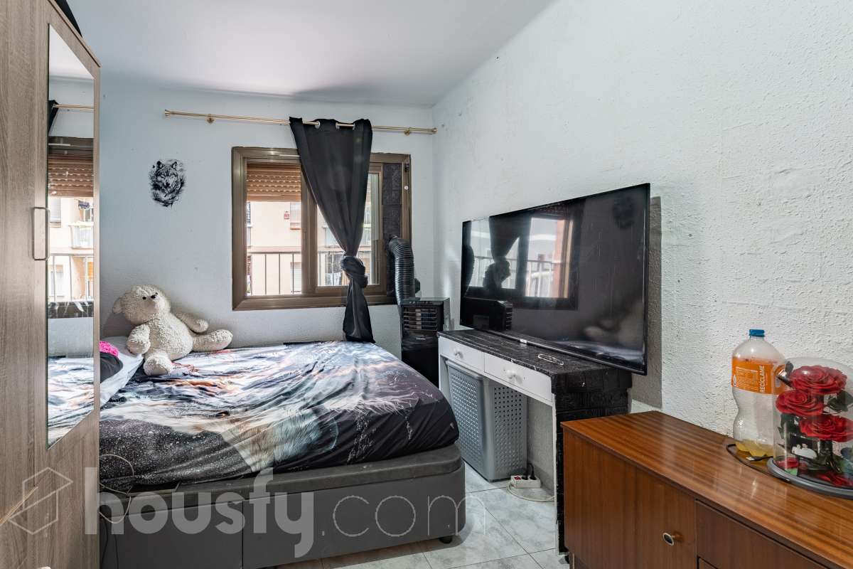 Housfy vende 🏡 luminoso piso ubicado en L'Hospitalet de Llobregat, el cuál consta de 47m2 útiles (verificados con la Dirección General de Catastro). Construido en el año: 1967. Actualmente la vivienda esta alquilada hasta octubre del año 2027, obteniendo una renta de 750€ al mes. Distribución de estancias -Salón-comedor -3 Dormitorios -1 Baño -Cocina equipada Características específicas -Cédula de habitabilidad Zona y entorno Respecto a la ubicación, se sitúa en L'Hospitalet de Llobregat, municipio de Barcelona. Esta propiedad se encuentra cerca de transporte público, colegios, supermercados y farmacias. Aviso legal El precio de venta no incluye gastos de la compraventa como notaría, registro, impuestos, ni tampoco honorarios agencia. Esta publicación no es vinculante. Consulta siempre la nota simple con Housfy antes de formalizar la compraventa. Sobre nosotros Housfy es la plataforma integral de servicios inmobiliarios. Nuestra combinación de expertos y tecnología pone al alcance de todo el mundo servicios cómodos, claros y seguros. AICAT número: 7922. Nos encargamos de la gestión y asesoramiento de la compra. ¡Olvídate de todo! Hacemos los trámites por ti. Y, si además necesitas financiación, ponemos a tu disposición un bróker hipotecario para ayudarte a conseguir las mejores condiciones para tu perfil económico. ¿Quieres visitarla? Contacta con Housfy y agenda tu visita sin compromiso. Más información en: housfy.com En cumplimiento de la Ley 8/2026 en Cataluña, el certificado de presencia o ausencia de amianto se encuentra en proceso de tramitación.-9