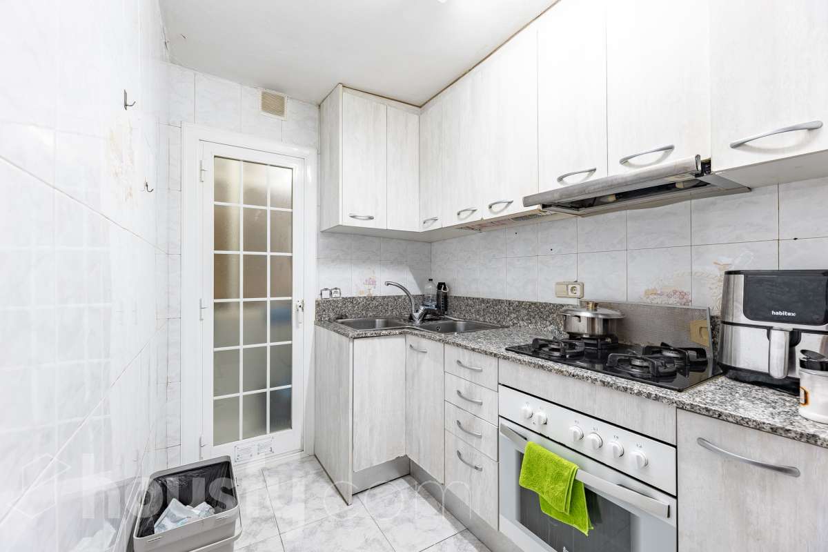 Housfy vende 🏡 luminoso piso ubicado en L'Hospitalet de Llobregat, el cuál consta de 47m2 útiles (verificados con la Dirección General de Catastro). Construido en el año: 1967. Actualmente la vivienda esta alquilada hasta octubre del año 2027, obteniendo una renta de 750€ al mes. Distribución de estancias -Salón-comedor -3 Dormitorios -1 Baño -Cocina equipada Características específicas -Cédula de habitabilidad Zona y entorno Respecto a la ubicación, se sitúa en L'Hospitalet de Llobregat, municipio de Barcelona. Esta propiedad se encuentra cerca de transporte público, colegios, supermercados y farmacias. Aviso legal El precio de venta no incluye gastos de la compraventa como notaría, registro, impuestos, ni tampoco honorarios agencia. Esta publicación no es vinculante. Consulta siempre la nota simple con Housfy antes de formalizar la compraventa. Sobre nosotros Housfy es la plataforma integral de servicios inmobiliarios. Nuestra combinación de expertos y tecnología pone al alcance de todo el mundo servicios cómodos, claros y seguros. AICAT número: 7922. Nos encargamos de la gestión y asesoramiento de la compra. ¡Olvídate de todo! Hacemos los trámites por ti. Y, si además necesitas financiación, ponemos a tu disposición un bróker hipotecario para ayudarte a conseguir las mejores condiciones para tu perfil económico. ¿Quieres visitarla? Contacta con Housfy y agenda tu visita sin compromiso. Más información en: housfy.com En cumplimiento de la Ley 8/2026 en Cataluña, el certificado de presencia o ausencia de amianto se encuentra en proceso de tramitación.-23