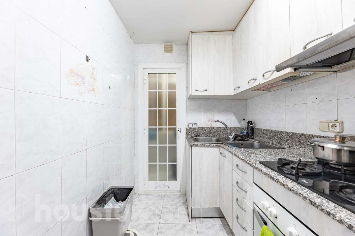 Housfy vende 🏡 luminoso piso ubicado en L'Hospitalet de Llobregat, el cuál consta de 47m2 útiles (verificados con la Dirección General de Catastro). Construido en el año: 1967. Actualmente la vivienda esta alquilada hasta octubre del año 2027, obteniendo una renta de 750€ al mes. Distribución de estancias -Salón-comedor -3 Dormitorios -1 Baño -Cocina equipada Características específicas -Cédula de habitabilidad Zona y entorno Respecto a la ubicación, se sitúa en L'Hospitalet de Llobregat, municipio de Barcelona. Esta propiedad se encuentra cerca de transporte público, colegios, supermercados y farmacias. Aviso legal El precio de venta no incluye gastos de la compraventa como notaría, registro, impuestos, ni tampoco honorarios agencia. Esta publicación no es vinculante. Consulta siempre la nota simple con Housfy antes de formalizar la compraventa. Sobre nosotros Housfy es la plataforma integral de servicios inmobiliarios. Nuestra combinación de expertos y tecnología pone al alcance de todo el mundo servicios cómodos, claros y seguros. AICAT número: 7922. Nos encargamos de la gestión y asesoramiento de la compra. ¡Olvídate de todo! Hacemos los trámites por ti. Y, si además necesitas financiación, ponemos a tu disposición un bróker hipotecario para ayudarte a conseguir las mejores condiciones para tu perfil económico. ¿Quieres visitarla? Contacta con Housfy y agenda tu visita sin compromiso. Más información en: housfy.com En cumplimiento de la Ley 8/2026 en Cataluña, el certificado de presencia o ausencia de amianto se encuentra en proceso de tramitación.-22