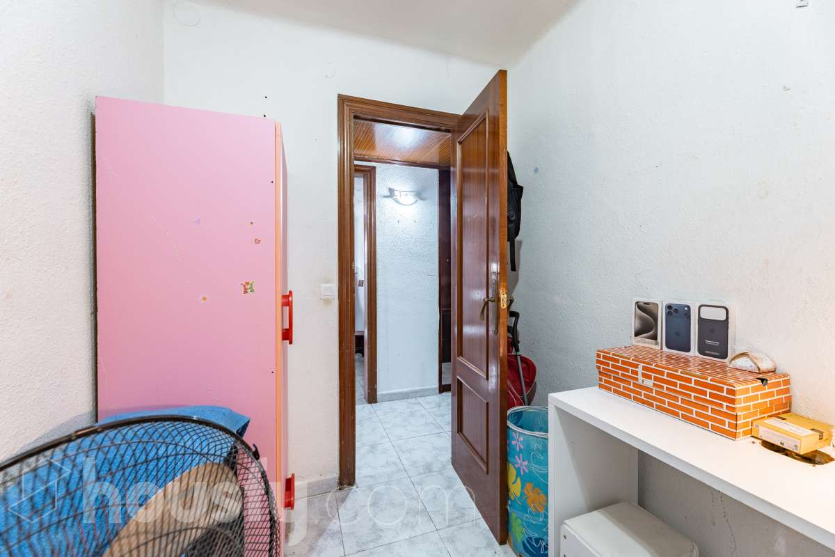 Housfy vende 🏡 luminoso piso ubicado en L'Hospitalet de Llobregat, el cuál consta de 47m2 útiles (verificados con la Dirección General de Catastro). Construido en el año: 1967. Actualmente la vivienda esta alquilada hasta octubre del año 2027, obteniendo una renta de 750€ al mes. Distribución de estancias -Salón-comedor -3 Dormitorios -1 Baño -Cocina equipada Características específicas -Cédula de habitabilidad Zona y entorno Respecto a la ubicación, se sitúa en L'Hospitalet de Llobregat, municipio de Barcelona. Esta propiedad se encuentra cerca de transporte público, colegios, supermercados y farmacias. Aviso legal El precio de venta no incluye gastos de la compraventa como notaría, registro, impuestos, ni tampoco honorarios agencia. Esta publicación no es vinculante. Consulta siempre la nota simple con Housfy antes de formalizar la compraventa. Sobre nosotros Housfy es la plataforma integral de servicios inmobiliarios. Nuestra combinación de expertos y tecnología pone al alcance de todo el mundo servicios cómodos, claros y seguros. AICAT número: 7922. Nos encargamos de la gestión y asesoramiento de la compra. ¡Olvídate de todo! Hacemos los trámites por ti. Y, si además necesitas financiación, ponemos a tu disposición un bróker hipotecario para ayudarte a conseguir las mejores condiciones para tu perfil económico. ¿Quieres visitarla? Contacta con Housfy y agenda tu visita sin compromiso. Más información en: housfy.com En cumplimiento de la Ley 8/2026 en Cataluña, el certificado de presencia o ausencia de amianto se encuentra en proceso de tramitación.-18