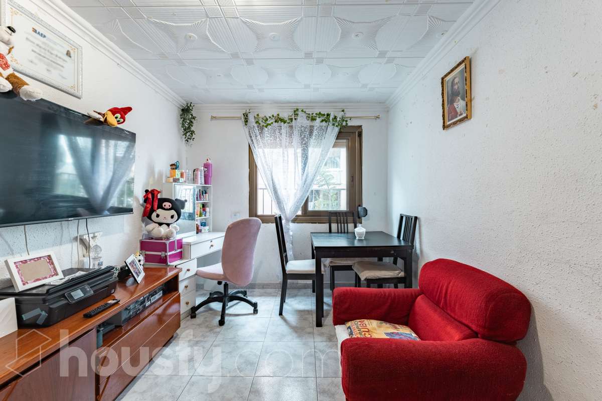 Housfy vende 🏡 luminoso piso ubicado en L'Hospitalet de Llobregat, el cuál consta de 47m2 útiles (verificados con la Dirección General de Catastro). Construido en el año: 1967. Actualmente la vivienda esta alquilada hasta octubre del año 2027, obteniendo una renta de 750€ al mes. Distribución de estancias -Salón-comedor -3 Dormitorios -1 Baño -Cocina equipada Características específicas -Cédula de habitabilidad Zona y entorno Respecto a la ubicación, se sitúa en L'Hospitalet de Llobregat, municipio de Barcelona. Esta propiedad se encuentra cerca de transporte público, colegios, supermercados y farmacias. Aviso legal El precio de venta no incluye gastos de la compraventa como notaría, registro, impuestos, ni tampoco honorarios agencia. Esta publicación no es vinculante. Consulta siempre la nota simple con Housfy antes de formalizar la compraventa. Sobre nosotros Housfy es la plataforma integral de servicios inmobiliarios. Nuestra combinación de expertos y tecnología pone al alcance de todo el mundo servicios cómodos, claros y seguros. AICAT número: 7922. Nos encargamos de la gestión y asesoramiento de la compra. ¡Olvídate de todo! Hacemos los trámites por ti. Y, si además necesitas financiación, ponemos a tu disposición un bróker hipotecario para ayudarte a conseguir las mejores condiciones para tu perfil económico. ¿Quieres visitarla? Contacta con Housfy y agenda tu visita sin compromiso. Más información en: housfy.com En cumplimiento de la Ley 8/2026 en Cataluña, el certificado de presencia o ausencia de amianto se encuentra en proceso de tramitación.-4