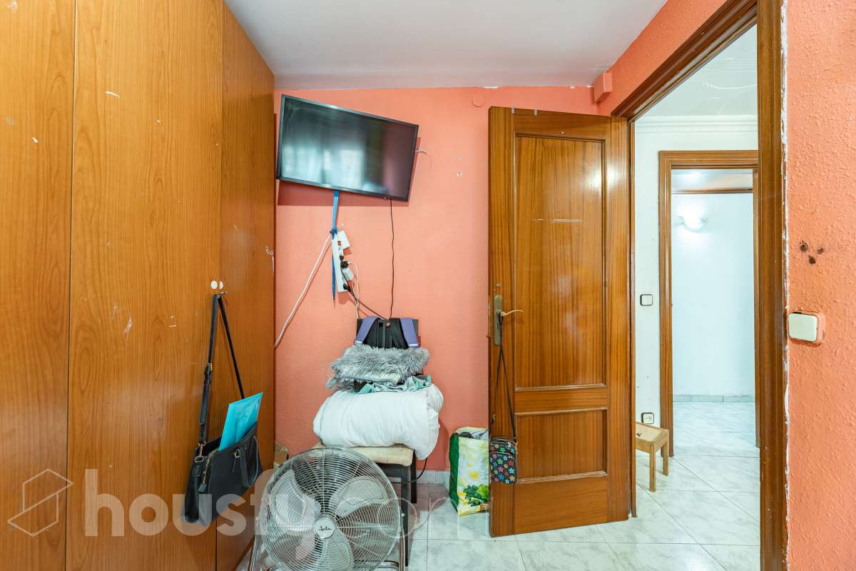 Housfy vende 🏡 luminoso piso ubicado en L'Hospitalet de Llobregat, el cuál consta de 47m2 útiles (verificados con la Dirección General de Catastro). Construido en el año: 1967. Actualmente la vivienda esta alquilada hasta octubre del año 2027, obteniendo una renta de 750€ al mes. Distribución de estancias -Salón-comedor -3 Dormitorios -1 Baño -Cocina equipada Características específicas -Cédula de habitabilidad Zona y entorno Respecto a la ubicación, se sitúa en L'Hospitalet de Llobregat, municipio de Barcelona. Esta propiedad se encuentra cerca de transporte público, colegios, supermercados y farmacias. Aviso legal El precio de venta no incluye gastos de la compraventa como notaría, registro, impuestos, ni tampoco honorarios agencia. Esta publicación no es vinculante. Consulta siempre la nota simple con Housfy antes de formalizar la compraventa. Sobre nosotros Housfy es la plataforma integral de servicios inmobiliarios. Nuestra combinación de expertos y tecnología pone al alcance de todo el mundo servicios cómodos, claros y seguros. AICAT número: 7922. Nos encargamos de la gestión y asesoramiento de la compra. ¡Olvídate de todo! Hacemos los trámites por ti. Y, si además necesitas financiación, ponemos a tu disposición un bróker hipotecario para ayudarte a conseguir las mejores condiciones para tu perfil económico. ¿Quieres visitarla? Contacta con Housfy y agenda tu visita sin compromiso. Más información en: housfy.com En cumplimiento de la Ley 8/2026 en Cataluña, el certificado de presencia o ausencia de amianto se encuentra en proceso de tramitación.-15
