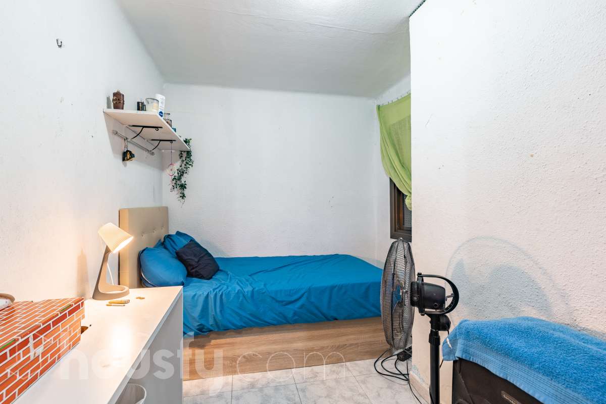 Housfy vende 🏡 luminoso piso ubicado en L'Hospitalet de Llobregat, el cuál consta de 47m2 útiles (verificados con la Dirección General de Catastro). Construido en el año: 1967. Actualmente la vivienda esta alquilada hasta octubre del año 2027, obteniendo una renta de 750€ al mes. Distribución de estancias -Salón-comedor -3 Dormitorios -1 Baño -Cocina equipada Características específicas -Cédula de habitabilidad Zona y entorno Respecto a la ubicación, se sitúa en L'Hospitalet de Llobregat, municipio de Barcelona. Esta propiedad se encuentra cerca de transporte público, colegios, supermercados y farmacias. Aviso legal El precio de venta no incluye gastos de la compraventa como notaría, registro, impuestos, ni tampoco honorarios agencia. Esta publicación no es vinculante. Consulta siempre la nota simple con Housfy antes de formalizar la compraventa. Sobre nosotros Housfy es la plataforma integral de servicios inmobiliarios. Nuestra combinación de expertos y tecnología pone al alcance de todo el mundo servicios cómodos, claros y seguros. AICAT número: 7922. Nos encargamos de la gestión y asesoramiento de la compra. ¡Olvídate de todo! Hacemos los trámites por ti. Y, si además necesitas financiación, ponemos a tu disposición un bróker hipotecario para ayudarte a conseguir las mejores condiciones para tu perfil económico. ¿Quieres visitarla? Contacta con Housfy y agenda tu visita sin compromiso. Más información en: housfy.com En cumplimiento de la Ley 8/2026 en Cataluña, el certificado de presencia o ausencia de amianto se encuentra en proceso de tramitación.-17