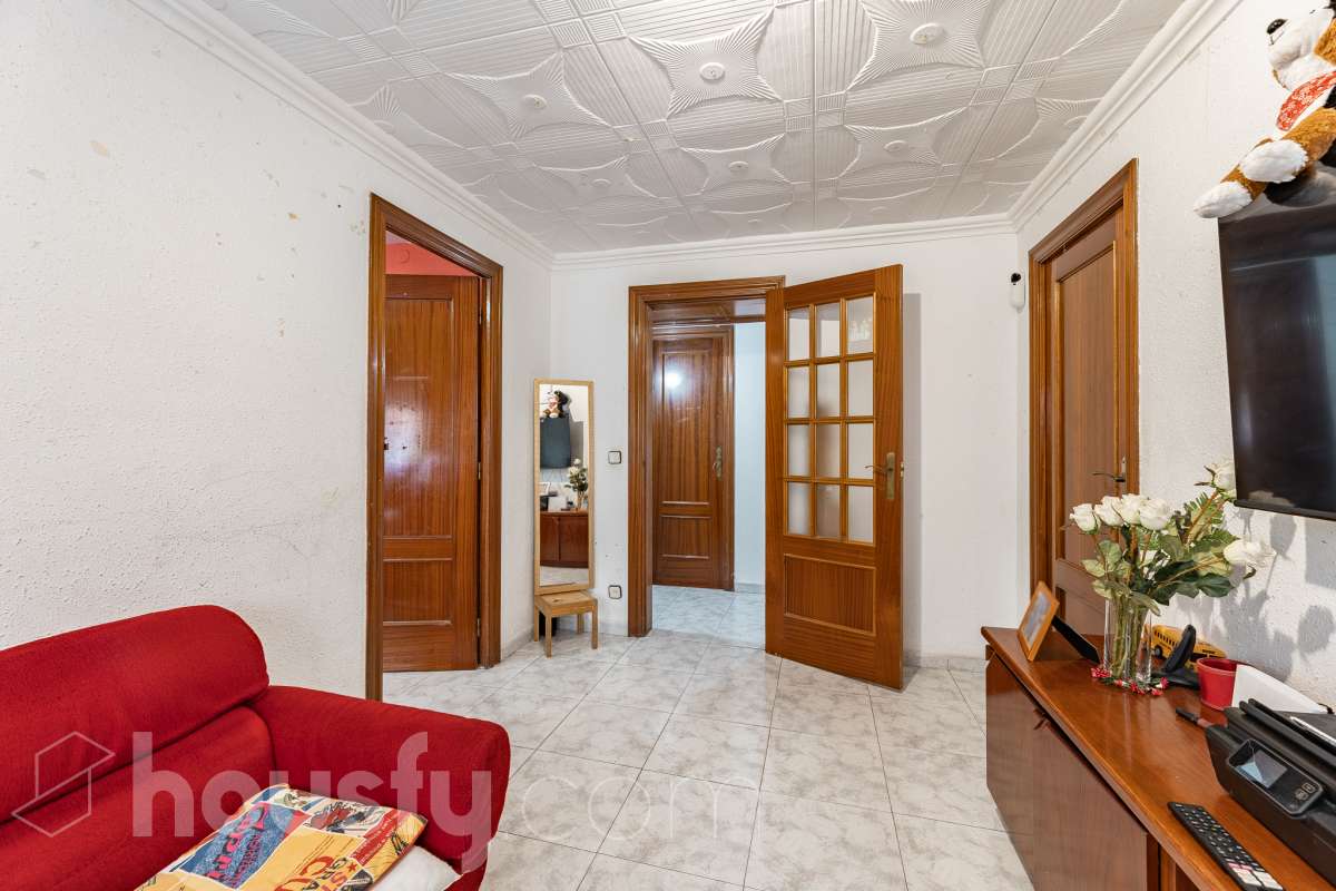 Housfy vende 🏡 luminoso piso ubicado en L'Hospitalet de Llobregat, el cuál consta de 47m2 útiles (verificados con la Dirección General de Catastro). Construido en el año: 1967. Actualmente la vivienda esta alquilada hasta octubre del año 2027, obteniendo una renta de 750€ al mes. Distribución de estancias -Salón-comedor -3 Dormitorios -1 Baño -Cocina equipada Características específicas -Cédula de habitabilidad Zona y entorno Respecto a la ubicación, se sitúa en L'Hospitalet de Llobregat, municipio de Barcelona. Esta propiedad se encuentra cerca de transporte público, colegios, supermercados y farmacias. Aviso legal El precio de venta no incluye gastos de la compraventa como notaría, registro, impuestos, ni tampoco honorarios agencia. Esta publicación no es vinculante. Consulta siempre la nota simple con Housfy antes de formalizar la compraventa. Sobre nosotros Housfy es la plataforma integral de servicios inmobiliarios. Nuestra combinación de expertos y tecnología pone al alcance de todo el mundo servicios cómodos, claros y seguros. AICAT número: 7922. Nos encargamos de la gestión y asesoramiento de la compra. ¡Olvídate de todo! Hacemos los trámites por ti. Y, si además necesitas financiación, ponemos a tu disposición un bróker hipotecario para ayudarte a conseguir las mejores condiciones para tu perfil económico. ¿Quieres visitarla? Contacta con Housfy y agenda tu visita sin compromiso. Más información en: housfy.com En cumplimiento de la Ley 8/2026 en Cataluña, el certificado de presencia o ausencia de amianto se encuentra en proceso de tramitación.-5