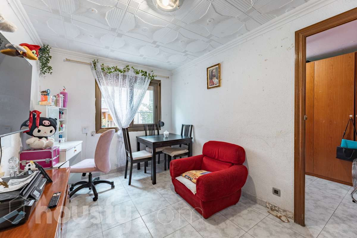 Housfy vende 🏡 luminoso piso ubicado en L'Hospitalet de Llobregat, el cuál consta de 47m2 útiles (verificados con la Dirección General de Catastro). Construido en el año: 1967. Actualmente la vivienda esta alquilada hasta octubre del año 2027, obteniendo una renta de 750€ al mes. Distribución de estancias -Salón-comedor -3 Dormitorios -1 Baño -Cocina equipada Características específicas -Cédula de habitabilidad Zona y entorno Respecto a la ubicación, se sitúa en L'Hospitalet de Llobregat, municipio de Barcelona. Esta propiedad se encuentra cerca de transporte público, colegios, supermercados y farmacias. Aviso legal El precio de venta no incluye gastos de la compraventa como notaría, registro, impuestos, ni tampoco honorarios agencia. Esta publicación no es vinculante. Consulta siempre la nota simple con Housfy antes de formalizar la compraventa. Sobre nosotros Housfy es la plataforma integral de servicios inmobiliarios. Nuestra combinación de expertos y tecnología pone al alcance de todo el mundo servicios cómodos, claros y seguros. AICAT número: 7922. Nos encargamos de la gestión y asesoramiento de la compra. ¡Olvídate de todo! Hacemos los trámites por ti. Y, si además necesitas financiación, ponemos a tu disposición un bróker hipotecario para ayudarte a conseguir las mejores condiciones para tu perfil económico. ¿Quieres visitarla? Contacta con Housfy y agenda tu visita sin compromiso. Más información en: housfy.com En cumplimiento de la Ley 8/2026 en Cataluña, el certificado de presencia o ausencia de amianto se encuentra en proceso de tramitación.-3