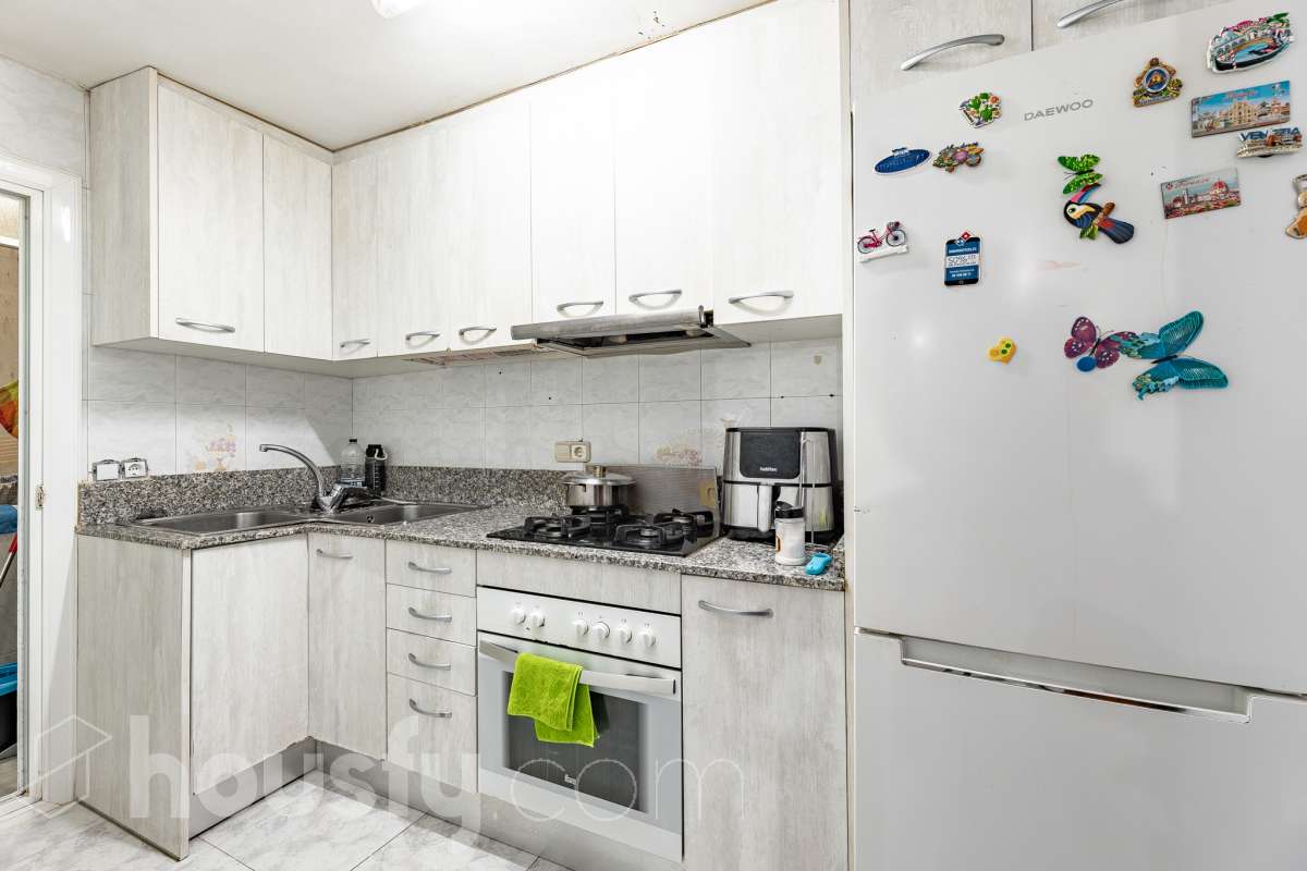 Housfy vende 🏡 luminoso piso ubicado en L'Hospitalet de Llobregat, el cuál consta de 47m2 útiles (verificados con la Dirección General de Catastro). Construido en el año: 1967. Actualmente la vivienda esta alquilada hasta octubre del año 2027, obteniendo una renta de 750€ al mes. Distribución de estancias -Salón-comedor -3 Dormitorios -1 Baño -Cocina equipada Características específicas -Cédula de habitabilidad Zona y entorno Respecto a la ubicación, se sitúa en L'Hospitalet de Llobregat, municipio de Barcelona. Esta propiedad se encuentra cerca de transporte público, colegios, supermercados y farmacias. Aviso legal El precio de venta no incluye gastos de la compraventa como notaría, registro, impuestos, ni tampoco honorarios agencia. Esta publicación no es vinculante. Consulta siempre la nota simple con Housfy antes de formalizar la compraventa. Sobre nosotros Housfy es la plataforma integral de servicios inmobiliarios. Nuestra combinación de expertos y tecnología pone al alcance de todo el mundo servicios cómodos, claros y seguros. AICAT número: 7922. Nos encargamos de la gestión y asesoramiento de la compra. ¡Olvídate de todo! Hacemos los trámites por ti. Y, si además necesitas financiación, ponemos a tu disposición un bróker hipotecario para ayudarte a conseguir las mejores condiciones para tu perfil económico. ¿Quieres visitarla? Contacta con Housfy y agenda tu visita sin compromiso. Más información en: housfy.com En cumplimiento de la Ley 8/2026 en Cataluña, el certificado de presencia o ausencia de amianto se encuentra en proceso de tramitación.-20