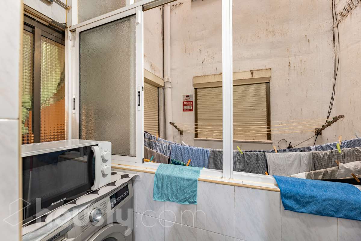 Housfy vende 🏡 luminoso piso ubicado en L'Hospitalet de Llobregat, el cuál consta de 47m2 útiles (verificados con la Dirección General de Catastro). Construido en el año: 1967. Actualmente la vivienda esta alquilada hasta octubre del año 2027, obteniendo una renta de 750€ al mes. Distribución de estancias -Salón-comedor -3 Dormitorios -1 Baño -Cocina equipada Características específicas -Cédula de habitabilidad Zona y entorno Respecto a la ubicación, se sitúa en L'Hospitalet de Llobregat, municipio de Barcelona. Esta propiedad se encuentra cerca de transporte público, colegios, supermercados y farmacias. Aviso legal El precio de venta no incluye gastos de la compraventa como notaría, registro, impuestos, ni tampoco honorarios agencia. Esta publicación no es vinculante. Consulta siempre la nota simple con Housfy antes de formalizar la compraventa. Sobre nosotros Housfy es la plataforma integral de servicios inmobiliarios. Nuestra combinación de expertos y tecnología pone al alcance de todo el mundo servicios cómodos, claros y seguros. AICAT número: 7922. Nos encargamos de la gestión y asesoramiento de la compra. ¡Olvídate de todo! Hacemos los trámites por ti. Y, si además necesitas financiación, ponemos a tu disposición un bróker hipotecario para ayudarte a conseguir las mejores condiciones para tu perfil económico. ¿Quieres visitarla? Contacta con Housfy y agenda tu visita sin compromiso. Más información en: housfy.com En cumplimiento de la Ley 8/2026 en Cataluña, el certificado de presencia o ausencia de amianto se encuentra en proceso de tramitación.-27