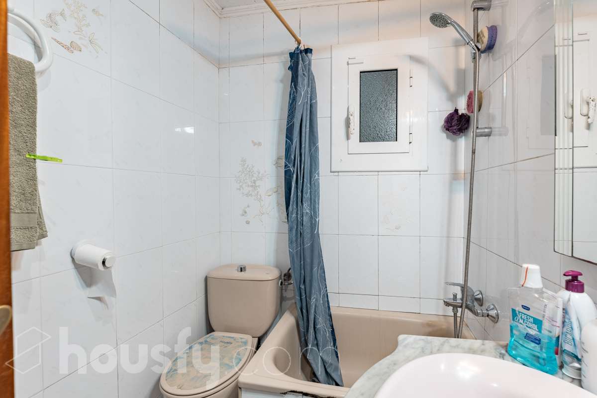 Housfy vende 🏡 luminoso piso ubicado en L'Hospitalet de Llobregat, el cuál consta de 47m2 útiles (verificados con la Dirección General de Catastro). Construido en el año: 1967. Actualmente la vivienda esta alquilada hasta octubre del año 2027, obteniendo una renta de 750€ al mes. Distribución de estancias -Salón-comedor -3 Dormitorios -1 Baño -Cocina equipada Características específicas -Cédula de habitabilidad Zona y entorno Respecto a la ubicación, se sitúa en L'Hospitalet de Llobregat, municipio de Barcelona. Esta propiedad se encuentra cerca de transporte público, colegios, supermercados y farmacias. Aviso legal El precio de venta no incluye gastos de la compraventa como notaría, registro, impuestos, ni tampoco honorarios agencia. Esta publicación no es vinculante. Consulta siempre la nota simple con Housfy antes de formalizar la compraventa. Sobre nosotros Housfy es la plataforma integral de servicios inmobiliarios. Nuestra combinación de expertos y tecnología pone al alcance de todo el mundo servicios cómodos, claros y seguros. AICAT número: 7922. Nos encargamos de la gestión y asesoramiento de la compra. ¡Olvídate de todo! Hacemos los trámites por ti. Y, si además necesitas financiación, ponemos a tu disposición un bróker hipotecario para ayudarte a conseguir las mejores condiciones para tu perfil económico. ¿Quieres visitarla? Contacta con Housfy y agenda tu visita sin compromiso. Más información en: housfy.com En cumplimiento de la Ley 8/2026 en Cataluña, el certificado de presencia o ausencia de amianto se encuentra en proceso de tramitación.-26