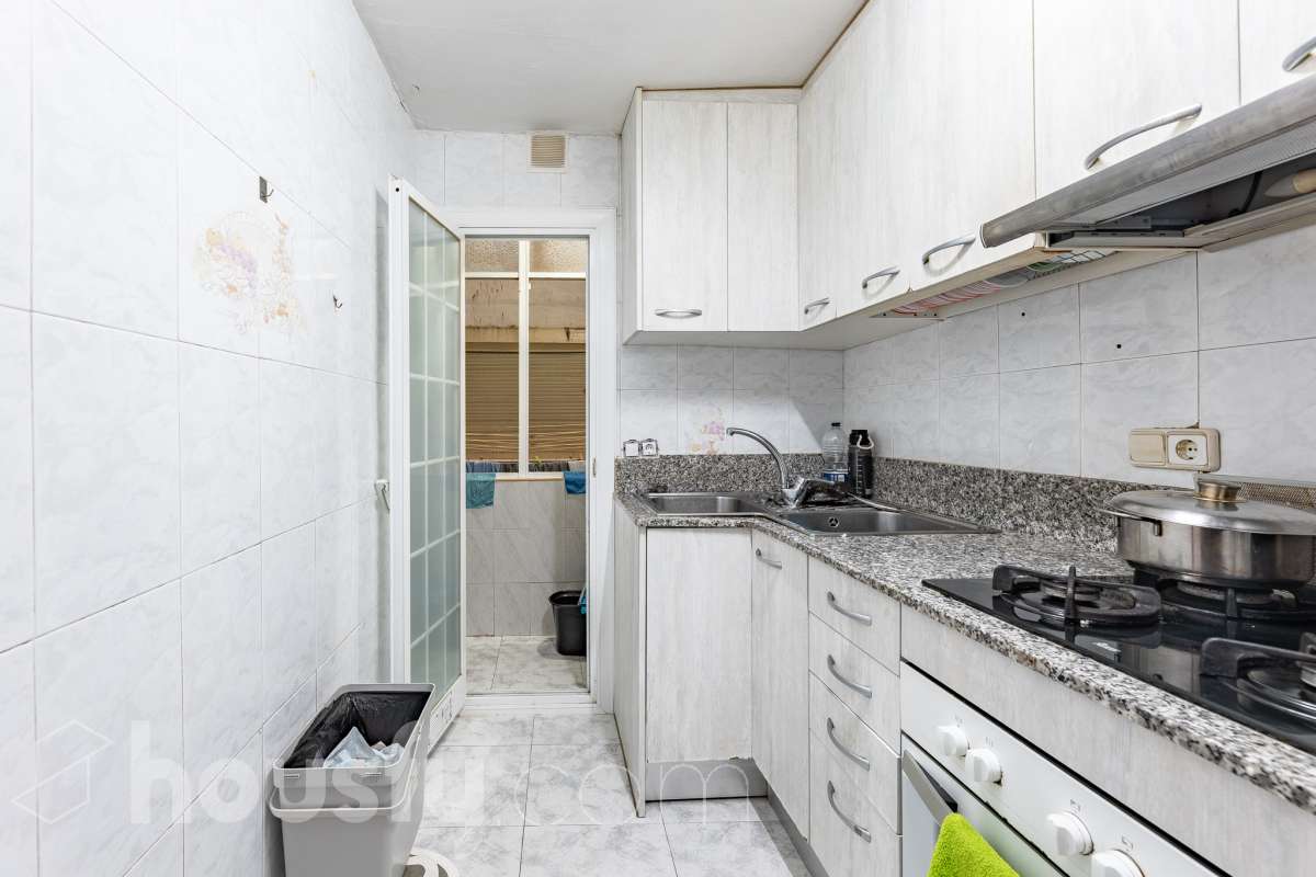 Housfy vende 🏡 luminoso piso ubicado en L'Hospitalet de Llobregat, el cuál consta de 47m2 útiles (verificados con la Dirección General de Catastro). Construido en el año: 1967. Actualmente la vivienda esta alquilada hasta octubre del año 2027, obteniendo una renta de 750€ al mes. Distribución de estancias -Salón-comedor -3 Dormitorios -1 Baño -Cocina equipada Características específicas -Cédula de habitabilidad Zona y entorno Respecto a la ubicación, se sitúa en L'Hospitalet de Llobregat, municipio de Barcelona. Esta propiedad se encuentra cerca de transporte público, colegios, supermercados y farmacias. Aviso legal El precio de venta no incluye gastos de la compraventa como notaría, registro, impuestos, ni tampoco honorarios agencia. Esta publicación no es vinculante. Consulta siempre la nota simple con Housfy antes de formalizar la compraventa. Sobre nosotros Housfy es la plataforma integral de servicios inmobiliarios. Nuestra combinación de expertos y tecnología pone al alcance de todo el mundo servicios cómodos, claros y seguros. AICAT número: 7922. Nos encargamos de la gestión y asesoramiento de la compra. ¡Olvídate de todo! Hacemos los trámites por ti. Y, si además necesitas financiación, ponemos a tu disposición un bróker hipotecario para ayudarte a conseguir las mejores condiciones para tu perfil económico. ¿Quieres visitarla? Contacta con Housfy y agenda tu visita sin compromiso. Más información en: housfy.com En cumplimiento de la Ley 8/2026 en Cataluña, el certificado de presencia o ausencia de amianto se encuentra en proceso de tramitación.-19