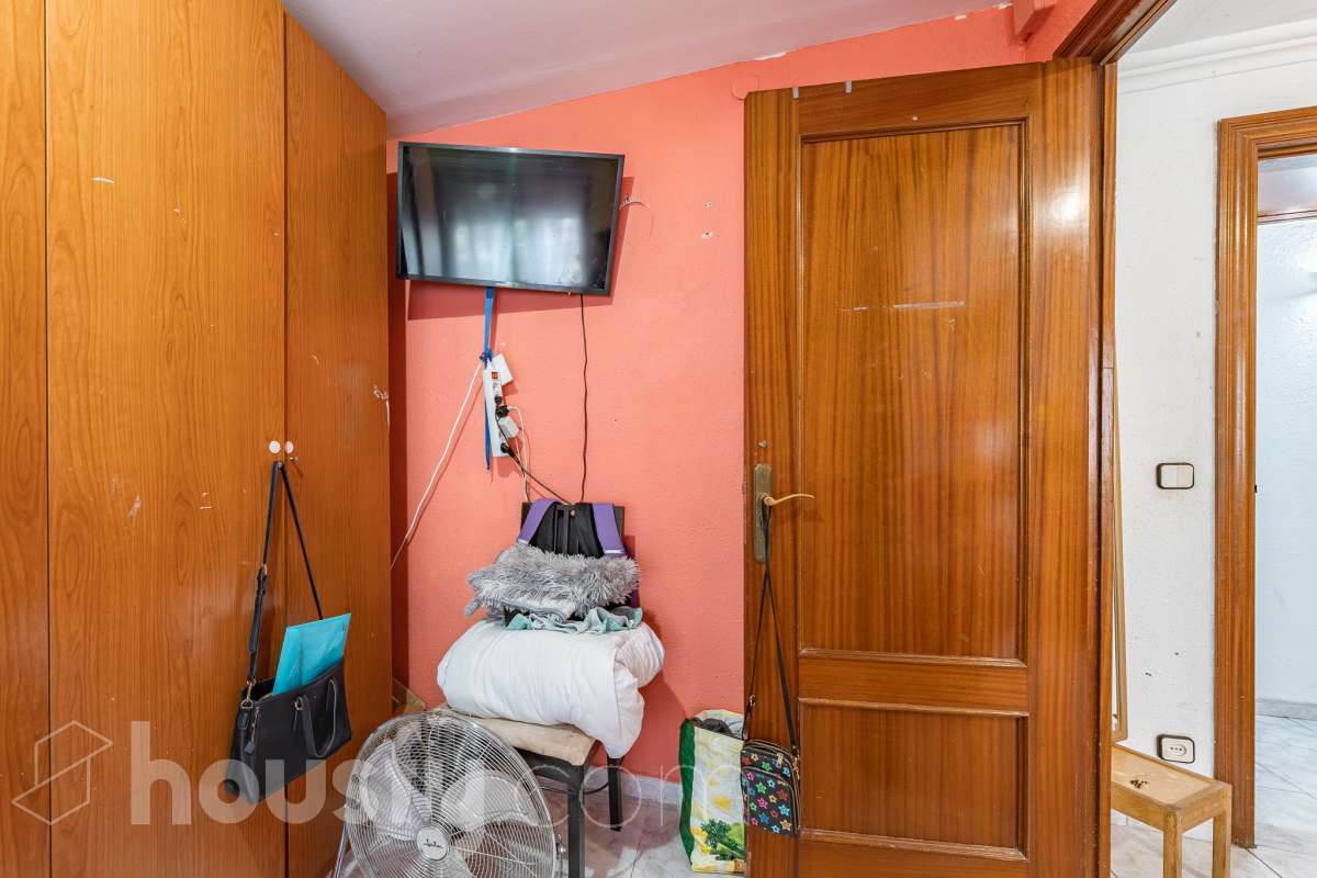 Housfy vende 🏡 luminoso piso ubicado en L'Hospitalet de Llobregat, el cuál consta de 47m2 útiles (verificados con la Dirección General de Catastro). Construido en el año: 1967. Actualmente la vivienda esta alquilada hasta octubre del año 2027, obteniendo una renta de 750€ al mes. Distribución de estancias -Salón-comedor -3 Dormitorios -1 Baño -Cocina equipada Características específicas -Cédula de habitabilidad Zona y entorno Respecto a la ubicación, se sitúa en L'Hospitalet de Llobregat, municipio de Barcelona. Esta propiedad se encuentra cerca de transporte público, colegios, supermercados y farmacias. Aviso legal El precio de venta no incluye gastos de la compraventa como notaría, registro, impuestos, ni tampoco honorarios agencia. Esta publicación no es vinculante. Consulta siempre la nota simple con Housfy antes de formalizar la compraventa. Sobre nosotros Housfy es la plataforma integral de servicios inmobiliarios. Nuestra combinación de expertos y tecnología pone al alcance de todo el mundo servicios cómodos, claros y seguros. AICAT número: 7922. Nos encargamos de la gestión y asesoramiento de la compra. ¡Olvídate de todo! Hacemos los trámites por ti. Y, si además necesitas financiación, ponemos a tu disposición un bróker hipotecario para ayudarte a conseguir las mejores condiciones para tu perfil económico. ¿Quieres visitarla? Contacta con Housfy y agenda tu visita sin compromiso. Más información en: housfy.com En cumplimiento de la Ley 8/2026 en Cataluña, el certificado de presencia o ausencia de amianto se encuentra en proceso de tramitación.-12