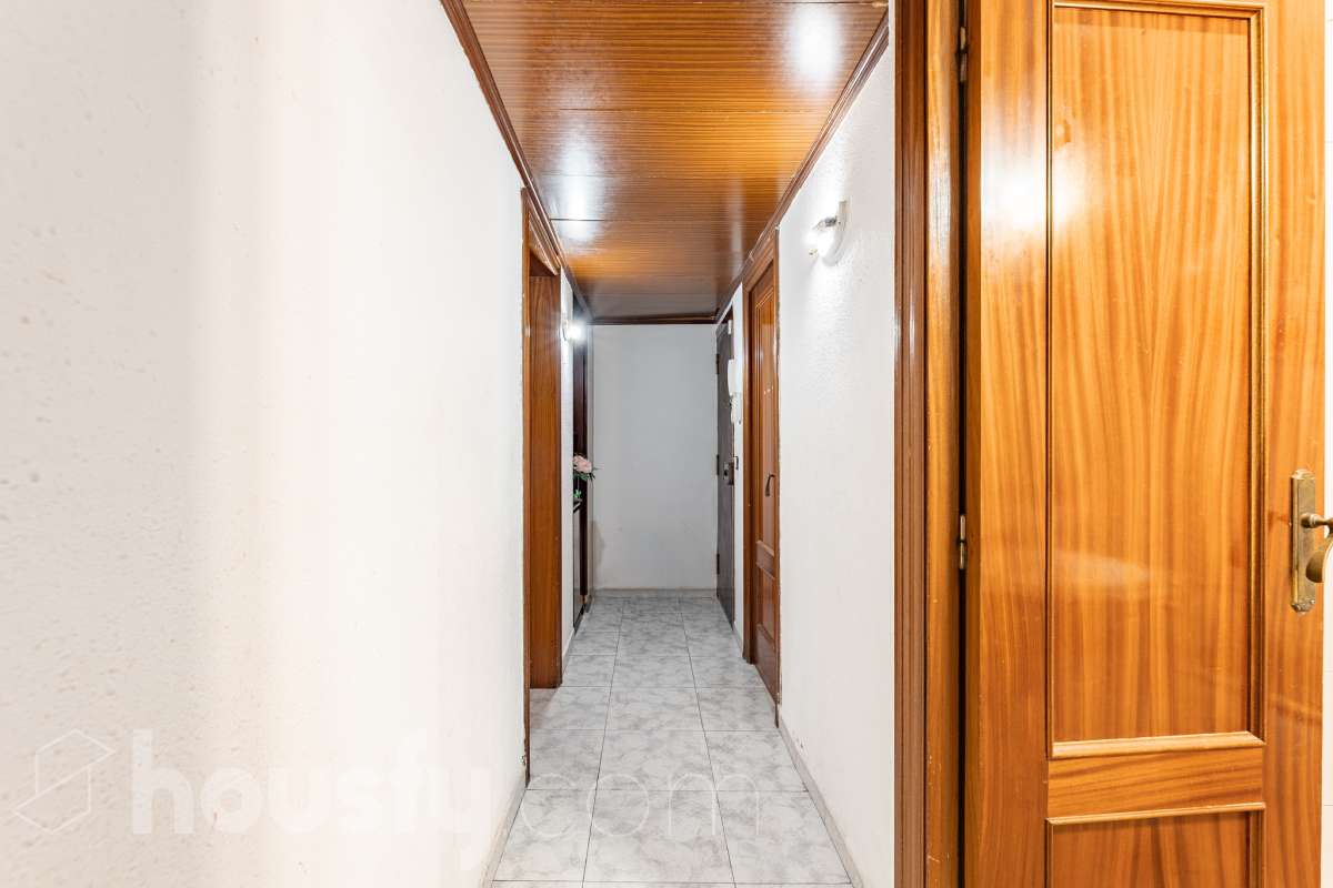 Housfy vende 🏡 luminoso piso ubicado en L'Hospitalet de Llobregat, el cuál consta de 47m2 útiles (verificados con la Dirección General de Catastro). Construido en el año: 1967. Actualmente la vivienda esta alquilada hasta octubre del año 2027, obteniendo una renta de 750€ al mes. Distribución de estancias -Salón-comedor -3 Dormitorios -1 Baño -Cocina equipada Características específicas -Cédula de habitabilidad Zona y entorno Respecto a la ubicación, se sitúa en L'Hospitalet de Llobregat, municipio de Barcelona. Esta propiedad se encuentra cerca de transporte público, colegios, supermercados y farmacias. Aviso legal El precio de venta no incluye gastos de la compraventa como notaría, registro, impuestos, ni tampoco honorarios agencia. Esta publicación no es vinculante. Consulta siempre la nota simple con Housfy antes de formalizar la compraventa. Sobre nosotros Housfy es la plataforma integral de servicios inmobiliarios. Nuestra combinación de expertos y tecnología pone al alcance de todo el mundo servicios cómodos, claros y seguros. AICAT número: 7922. Nos encargamos de la gestión y asesoramiento de la compra. ¡Olvídate de todo! Hacemos los trámites por ti. Y, si además necesitas financiación, ponemos a tu disposición un bróker hipotecario para ayudarte a conseguir las mejores condiciones para tu perfil económico. ¿Quieres visitarla? Contacta con Housfy y agenda tu visita sin compromiso. Más información en: housfy.com En cumplimiento de la Ley 8/2026 en Cataluña, el certificado de presencia o ausencia de amianto se encuentra en proceso de tramitación.-29