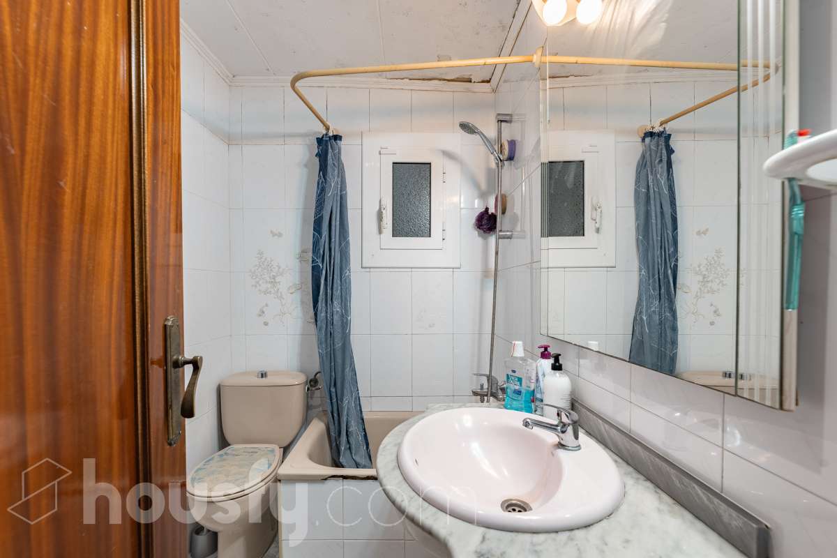 Housfy vende 🏡 luminoso piso ubicado en L'Hospitalet de Llobregat, el cuál consta de 47m2 útiles (verificados con la Dirección General de Catastro). Construido en el año: 1967. Actualmente la vivienda esta alquilada hasta octubre del año 2027, obteniendo una renta de 750€ al mes. Distribución de estancias -Salón-comedor -3 Dormitorios -1 Baño -Cocina equipada Características específicas -Cédula de habitabilidad Zona y entorno Respecto a la ubicación, se sitúa en L'Hospitalet de Llobregat, municipio de Barcelona. Esta propiedad se encuentra cerca de transporte público, colegios, supermercados y farmacias. Aviso legal El precio de venta no incluye gastos de la compraventa como notaría, registro, impuestos, ni tampoco honorarios agencia. Esta publicación no es vinculante. Consulta siempre la nota simple con Housfy antes de formalizar la compraventa. Sobre nosotros Housfy es la plataforma integral de servicios inmobiliarios. Nuestra combinación de expertos y tecnología pone al alcance de todo el mundo servicios cómodos, claros y seguros. AICAT número: 7922. Nos encargamos de la gestión y asesoramiento de la compra. ¡Olvídate de todo! Hacemos los trámites por ti. Y, si además necesitas financiación, ponemos a tu disposición un bróker hipotecario para ayudarte a conseguir las mejores condiciones para tu perfil económico. ¿Quieres visitarla? Contacta con Housfy y agenda tu visita sin compromiso. Más información en: housfy.com En cumplimiento de la Ley 8/2026 en Cataluña, el certificado de presencia o ausencia de amianto se encuentra en proceso de tramitación.-24