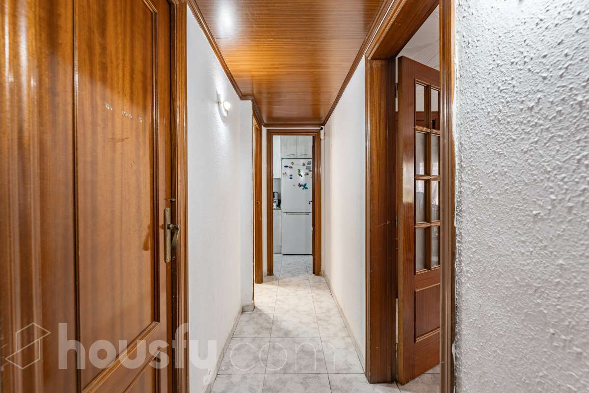 Housfy vende 🏡 luminoso piso ubicado en L'Hospitalet de Llobregat, el cuál consta de 47m2 útiles (verificados con la Dirección General de Catastro). Construido en el año: 1967. Actualmente la vivienda esta alquilada hasta octubre del año 2027, obteniendo una renta de 750€ al mes. Distribución de estancias -Salón-comedor -3 Dormitorios -1 Baño -Cocina equipada Características específicas -Cédula de habitabilidad Zona y entorno Respecto a la ubicación, se sitúa en L'Hospitalet de Llobregat, municipio de Barcelona. Esta propiedad se encuentra cerca de transporte público, colegios, supermercados y farmacias. Aviso legal El precio de venta no incluye gastos de la compraventa como notaría, registro, impuestos, ni tampoco honorarios agencia. Esta publicación no es vinculante. Consulta siempre la nota simple con Housfy antes de formalizar la compraventa. Sobre nosotros Housfy es la plataforma integral de servicios inmobiliarios. Nuestra combinación de expertos y tecnología pone al alcance de todo el mundo servicios cómodos, claros y seguros. AICAT número: 7922. Nos encargamos de la gestión y asesoramiento de la compra. ¡Olvídate de todo! Hacemos los trámites por ti. Y, si además necesitas financiación, ponemos a tu disposición un bróker hipotecario para ayudarte a conseguir las mejores condiciones para tu perfil económico. ¿Quieres visitarla? Contacta con Housfy y agenda tu visita sin compromiso. Más información en: housfy.com En cumplimiento de la Ley 8/2026 en Cataluña, el certificado de presencia o ausencia de amianto se encuentra en proceso de tramitación.-30