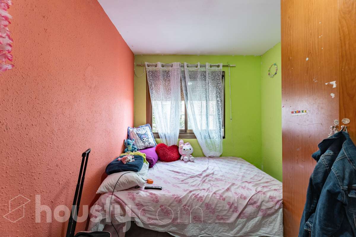 Housfy vende 🏡 luminoso piso ubicado en L'Hospitalet de Llobregat, el cuál consta de 47m2 útiles (verificados con la Dirección General de Catastro). Construido en el año: 1967. Actualmente la vivienda esta alquilada hasta octubre del año 2027, obteniendo una renta de 750€ al mes. Distribución de estancias -Salón-comedor -3 Dormitorios -1 Baño -Cocina equipada Características específicas -Cédula de habitabilidad Zona y entorno Respecto a la ubicación, se sitúa en L'Hospitalet de Llobregat, municipio de Barcelona. Esta propiedad se encuentra cerca de transporte público, colegios, supermercados y farmacias. Aviso legal El precio de venta no incluye gastos de la compraventa como notaría, registro, impuestos, ni tampoco honorarios agencia. Esta publicación no es vinculante. Consulta siempre la nota simple con Housfy antes de formalizar la compraventa. Sobre nosotros Housfy es la plataforma integral de servicios inmobiliarios. Nuestra combinación de expertos y tecnología pone al alcance de todo el mundo servicios cómodos, claros y seguros. AICAT número: 7922. Nos encargamos de la gestión y asesoramiento de la compra. ¡Olvídate de todo! Hacemos los trámites por ti. Y, si además necesitas financiación, ponemos a tu disposición un bróker hipotecario para ayudarte a conseguir las mejores condiciones para tu perfil económico. ¿Quieres visitarla? Contacta con Housfy y agenda tu visita sin compromiso. Más información en: housfy.com En cumplimiento de la Ley 8/2026 en Cataluña, el certificado de presencia o ausencia de amianto se encuentra en proceso de tramitación.-11