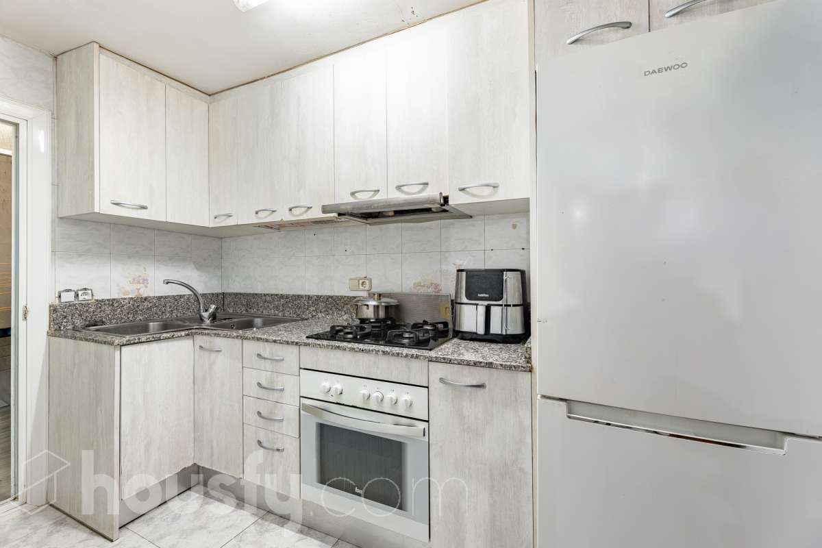 Housfy vende 🏡 luminoso piso ubicado en L'Hospitalet de Llobregat, el cuál consta de 47m2 útiles (verificados con la Dirección General de Catastro). Construido en el año: 1967. Actualmente la vivienda esta alquilada hasta octubre del año 2027, obteniendo una renta de 750€ al mes. Distribución de estancias -Salón-comedor -3 Dormitorios -1 Baño -Cocina equipada Características específicas -Cédula de habitabilidad Zona y entorno Respecto a la ubicación, se sitúa en L'Hospitalet de Llobregat, municipio de Barcelona. Esta propiedad se encuentra cerca de transporte público, colegios, supermercados y farmacias. Aviso legal El precio de venta no incluye gastos de la compraventa como notaría, registro, impuestos, ni tampoco honorarios agencia. Esta publicación no es vinculante. Consulta siempre la nota simple con Housfy antes de formalizar la compraventa. Sobre nosotros Housfy es la plataforma integral de servicios inmobiliarios. Nuestra combinación de expertos y tecnología pone al alcance de todo el mundo servicios cómodos, claros y seguros. AICAT número: 7922. Nos encargamos de la gestión y asesoramiento de la compra. ¡Olvídate de todo! Hacemos los trámites por ti. Y, si además necesitas financiación, ponemos a tu disposición un bróker hipotecario para ayudarte a conseguir las mejores condiciones para tu perfil económico. ¿Quieres visitarla? Contacta con Housfy y agenda tu visita sin compromiso. Más información en: housfy.com En cumplimiento de la Ley 8/2026 en Cataluña, el certificado de presencia o ausencia de amianto se encuentra en proceso de tramitación.-21
