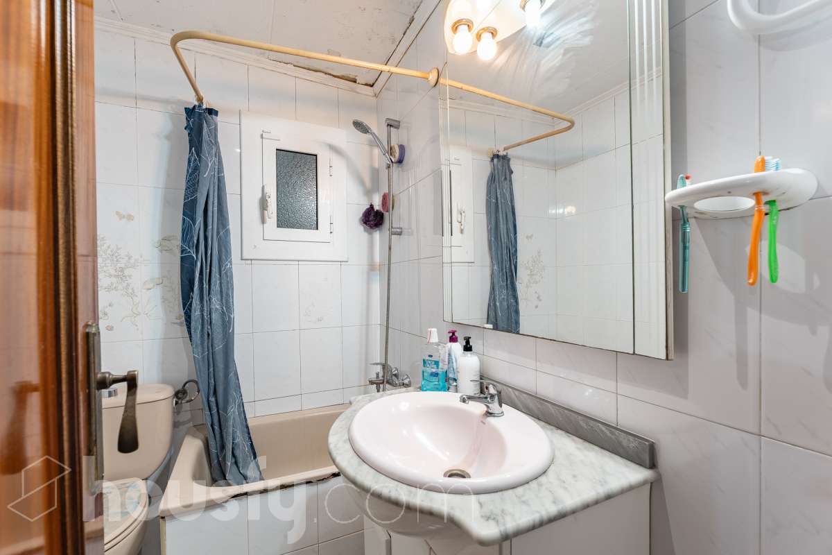 Housfy vende 🏡 luminoso piso ubicado en L'Hospitalet de Llobregat, el cuál consta de 47m2 útiles (verificados con la Dirección General de Catastro). Construido en el año: 1967. Actualmente la vivienda esta alquilada hasta octubre del año 2027, obteniendo una renta de 750€ al mes. Distribución de estancias -Salón-comedor -3 Dormitorios -1 Baño -Cocina equipada Características específicas -Cédula de habitabilidad Zona y entorno Respecto a la ubicación, se sitúa en L'Hospitalet de Llobregat, municipio de Barcelona. Esta propiedad se encuentra cerca de transporte público, colegios, supermercados y farmacias. Aviso legal El precio de venta no incluye gastos de la compraventa como notaría, registro, impuestos, ni tampoco honorarios agencia. Esta publicación no es vinculante. Consulta siempre la nota simple con Housfy antes de formalizar la compraventa. Sobre nosotros Housfy es la plataforma integral de servicios inmobiliarios. Nuestra combinación de expertos y tecnología pone al alcance de todo el mundo servicios cómodos, claros y seguros. AICAT número: 7922. Nos encargamos de la gestión y asesoramiento de la compra. ¡Olvídate de todo! Hacemos los trámites por ti. Y, si además necesitas financiación, ponemos a tu disposición un bróker hipotecario para ayudarte a conseguir las mejores condiciones para tu perfil económico. ¿Quieres visitarla? Contacta con Housfy y agenda tu visita sin compromiso. Más información en: housfy.com En cumplimiento de la Ley 8/2026 en Cataluña, el certificado de presencia o ausencia de amianto se encuentra en proceso de tramitación.-25