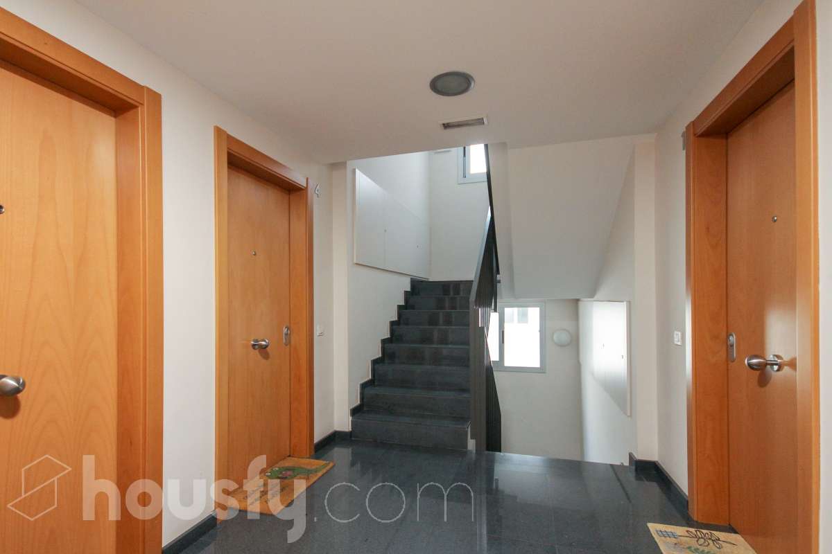 Housfy presenta este luminoso piso ubicado en L’Hospitalet de Llobregat, con 91 m² útiles (verificados con Catastro) en una finca del año 2012 con ascensor. Una vivienda en muy buen estado y lista para entrar a vivir desde el primer día. El salón-comedor destaca por su amplitud y luminosidad, con salida directa a un agradable balcón corrido que conecta también con uno de los dormitorios. La cocina es independiente y está totalmente equipada. La zona de noche se distribuye en 3 dormitorios (dos exteriores y uno interior), incluyendo la habitación principal en suite con su propio baño. En total, la vivienda dispone de 2 baños completos. Para tu total comodidad, cuenta con aire acondicionado por conductos y ventiladores de techo. Además, el piso incluye una cómoda plaza de garaje para coche grande en la misma finca (11,56m² superficie total, 5,10m² largo x 2,26m² de ancho), con acceso directo a través del ascensor. Ubicado a un paso del centro comercial Gran Via 2, en un entorno con todo tipo de servicios (colegios, supermercados, farmacias) y una excelente comunicación en transporte público hacia Barcelona. ¡No dejes escapar esta oportunidad única de diseñar tu hogar a medida! Aviso legal El precio de venta no incluye gastos de la compraventa como notaría, registro, impuestos, ni tampoco honorarios agencia. Esta publicación no es vinculante. Consulta siempre la nota simple con Housfy antes de formalizar la compraventa. Sobre nosotros Housfy es la plataforma integral de servicios inmobiliarios. Nuestra combinación de expertos y tecnología pone al alcance de todo el mundo servicios cómodos, claros y seguros. AICAT número: 7922. Nos encargamos de la gestión y asesoramiento de la compra. ¡Olvídate de todo! Hacemos los trámites por ti. Y, si además necesitas financiación, ponemos a tu disposición un bróker hipotecario para ayudarte a conseguir las mejores condiciones para tu perfil económico. ¿Quieres visitarla? Contacta con Housfy y agenda tu visita sin compromiso. Más información en: housfy.com En cumplimiento de la Ley 8/2026 en Cataluña, el certificado de presencia o ausencia de amianto se encuentra en proceso de tramitación.-22