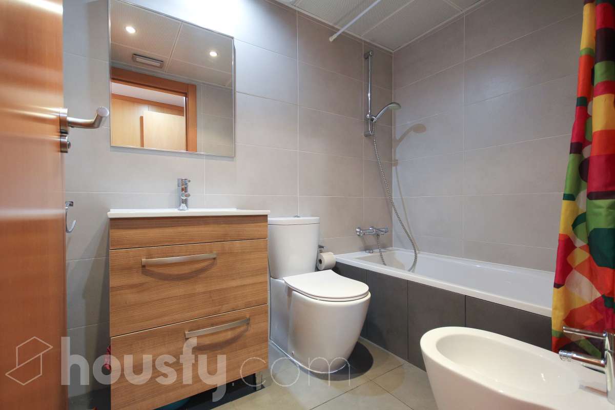 Housfy presenta este luminoso piso ubicado en L’Hospitalet de Llobregat, con 91 m² útiles (verificados con Catastro) en una finca del año 2012 con ascensor. Una vivienda en muy buen estado y lista para entrar a vivir desde el primer día. El salón-comedor destaca por su amplitud y luminosidad, con salida directa a un agradable balcón corrido que conecta también con uno de los dormitorios. La cocina es independiente y está totalmente equipada. La zona de noche se distribuye en 3 dormitorios (dos exteriores y uno interior), incluyendo la habitación principal en suite con su propio baño. En total, la vivienda dispone de 2 baños completos. Para tu total comodidad, cuenta con aire acondicionado por conductos y ventiladores de techo. Además, el piso incluye una cómoda plaza de garaje para coche grande en la misma finca (11,56m² superficie total, 5,10m² largo x 2,26m² de ancho), con acceso directo a través del ascensor. Ubicado a un paso del centro comercial Gran Via 2, en un entorno con todo tipo de servicios (colegios, supermercados, farmacias) y una excelente comunicación en transporte público hacia Barcelona. ¡No dejes escapar esta oportunidad única de diseñar tu hogar a medida! Aviso legal El precio de venta no incluye gastos de la compraventa como notaría, registro, impuestos, ni tampoco honorarios agencia. Esta publicación no es vinculante. Consulta siempre la nota simple con Housfy antes de formalizar la compraventa. Sobre nosotros Housfy es la plataforma integral de servicios inmobiliarios. Nuestra combinación de expertos y tecnología pone al alcance de todo el mundo servicios cómodos, claros y seguros. AICAT número: 7922. Nos encargamos de la gestión y asesoramiento de la compra. ¡Olvídate de todo! Hacemos los trámites por ti. Y, si además necesitas financiación, ponemos a tu disposición un bróker hipotecario para ayudarte a conseguir las mejores condiciones para tu perfil económico. ¿Quieres visitarla? Contacta con Housfy y agenda tu visita sin compromiso. Más información en: housfy.com En cumplimiento de la Ley 8/2026 en Cataluña, el certificado de presencia o ausencia de amianto se encuentra en proceso de tramitación.-18