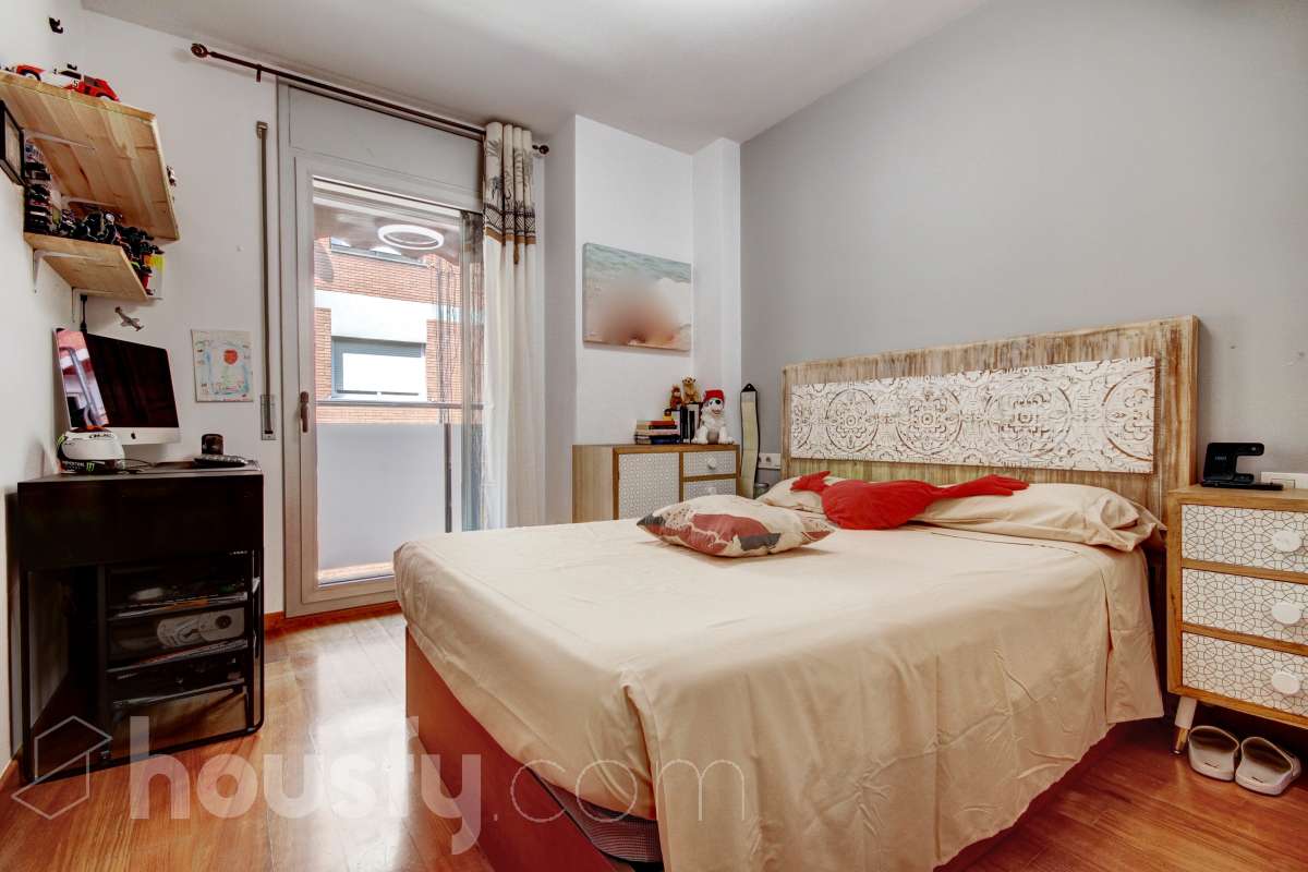 Housfy presenta este luminoso piso ubicado en L’Hospitalet de Llobregat, con 91 m² útiles (verificados con Catastro) en una finca del año 2012 con ascensor. Una vivienda en muy buen estado y lista para entrar a vivir desde el primer día. El salón-comedor destaca por su amplitud y luminosidad, con salida directa a un agradable balcón corrido que conecta también con uno de los dormitorios. La cocina es independiente y está totalmente equipada. La zona de noche se distribuye en 3 dormitorios (dos exteriores y uno interior), incluyendo la habitación principal en suite con su propio baño. En total, la vivienda dispone de 2 baños completos. Para tu total comodidad, cuenta con aire acondicionado por conductos y ventiladores de techo. Además, el piso incluye una cómoda plaza de garaje para coche grande en la misma finca (11,56m² superficie total, 5,10m² largo x 2,26m² de ancho), con acceso directo a través del ascensor. Ubicado a un paso del centro comercial Gran Via 2, en un entorno con todo tipo de servicios (colegios, supermercados, farmacias) y una excelente comunicación en transporte público hacia Barcelona. ¡No dejes escapar esta oportunidad única de diseñar tu hogar a medida! Aviso legal El precio de venta no incluye gastos de la compraventa como notaría, registro, impuestos, ni tampoco honorarios agencia. Esta publicación no es vinculante. Consulta siempre la nota simple con Housfy antes de formalizar la compraventa. Sobre nosotros Housfy es la plataforma integral de servicios inmobiliarios. Nuestra combinación de expertos y tecnología pone al alcance de todo el mundo servicios cómodos, claros y seguros. AICAT número: 7922. Nos encargamos de la gestión y asesoramiento de la compra. ¡Olvídate de todo! Hacemos los trámites por ti. Y, si además necesitas financiación, ponemos a tu disposición un bróker hipotecario para ayudarte a conseguir las mejores condiciones para tu perfil económico. ¿Quieres visitarla? Contacta con Housfy y agenda tu visita sin compromiso. Más información en: housfy.com En cumplimiento de la Ley 8/2026 en Cataluña, el certificado de presencia o ausencia de amianto se encuentra en proceso de tramitación.-11