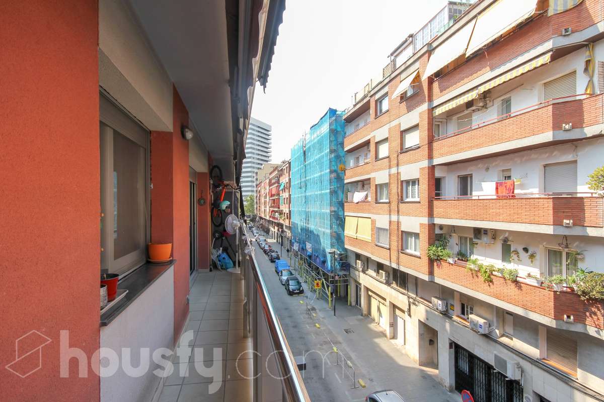 Housfy presenta este luminoso piso ubicado en L’Hospitalet de Llobregat, con 91 m² útiles (verificados con Catastro) en una finca del año 2012 con ascensor. Una vivienda en muy buen estado y lista para entrar a vivir desde el primer día. El salón-comedor destaca por su amplitud y luminosidad, con salida directa a un agradable balcón corrido que conecta también con uno de los dormitorios. La cocina es independiente y está totalmente equipada. La zona de noche se distribuye en 3 dormitorios (dos exteriores y uno interior), incluyendo la habitación principal en suite con su propio baño. En total, la vivienda dispone de 2 baños completos. Para tu total comodidad, cuenta con aire acondicionado por conductos y ventiladores de techo. Además, el piso incluye una cómoda plaza de garaje para coche grande en la misma finca (11,56m² superficie total, 5,10m² largo x 2,26m² de ancho), con acceso directo a través del ascensor. Ubicado a un paso del centro comercial Gran Via 2, en un entorno con todo tipo de servicios (colegios, supermercados, farmacias) y una excelente comunicación en transporte público hacia Barcelona. ¡No dejes escapar esta oportunidad única de diseñar tu hogar a medida! Aviso legal El precio de venta no incluye gastos de la compraventa como notaría, registro, impuestos, ni tampoco honorarios agencia. Esta publicación no es vinculante. Consulta siempre la nota simple con Housfy antes de formalizar la compraventa. Sobre nosotros Housfy es la plataforma integral de servicios inmobiliarios. Nuestra combinación de expertos y tecnología pone al alcance de todo el mundo servicios cómodos, claros y seguros. AICAT número: 7922. Nos encargamos de la gestión y asesoramiento de la compra. ¡Olvídate de todo! Hacemos los trámites por ti. Y, si además necesitas financiación, ponemos a tu disposición un bróker hipotecario para ayudarte a conseguir las mejores condiciones para tu perfil económico. ¿Quieres visitarla? Contacta con Housfy y agenda tu visita sin compromiso. Más información en: housfy.com En cumplimiento de la Ley 8/2026 en Cataluña, el certificado de presencia o ausencia de amianto se encuentra en proceso de tramitación.-5