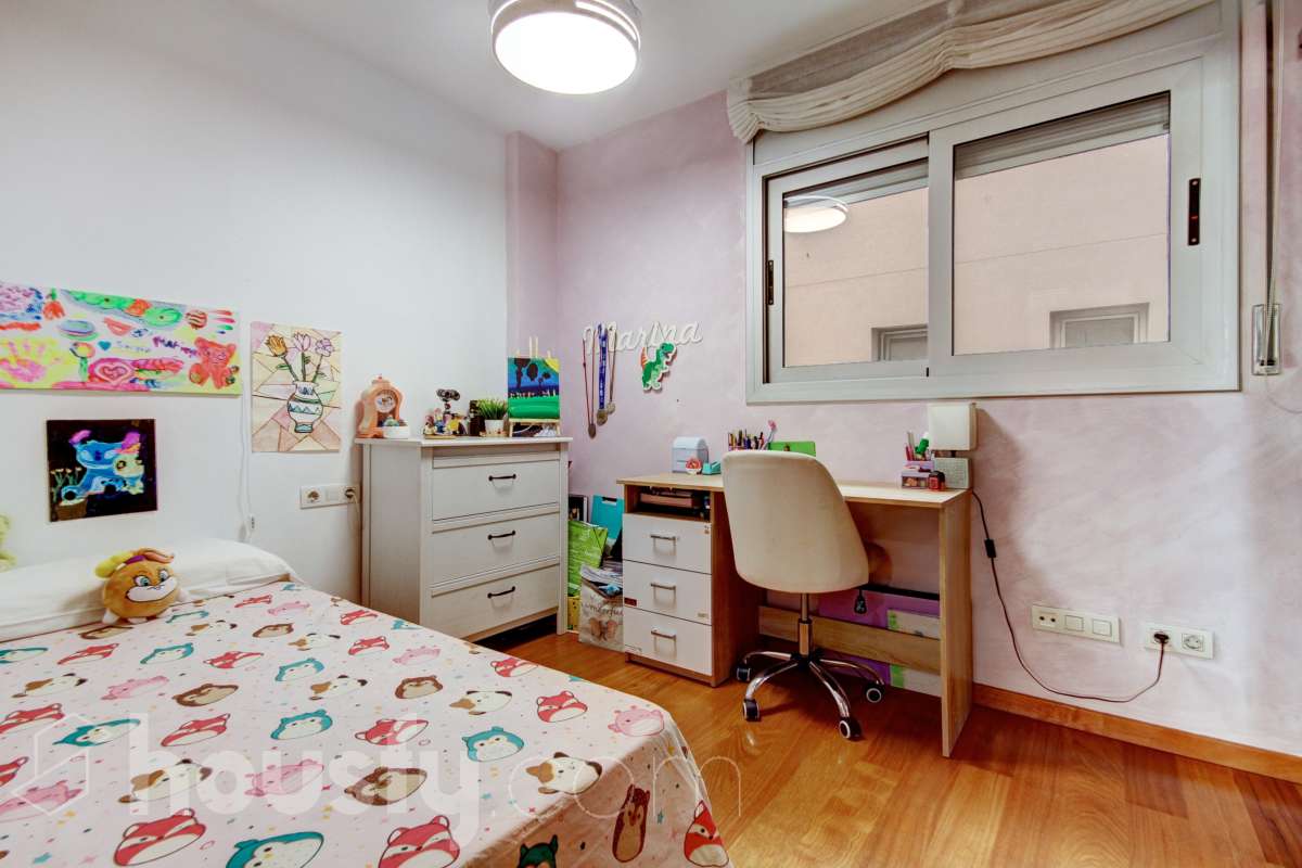 Housfy presenta este luminoso piso ubicado en L’Hospitalet de Llobregat, con 91 m² útiles (verificados con Catastro) en una finca del año 2012 con ascensor. Una vivienda en muy buen estado y lista para entrar a vivir desde el primer día. El salón-comedor destaca por su amplitud y luminosidad, con salida directa a un agradable balcón corrido que conecta también con uno de los dormitorios. La cocina es independiente y está totalmente equipada. La zona de noche se distribuye en 3 dormitorios (dos exteriores y uno interior), incluyendo la habitación principal en suite con su propio baño. En total, la vivienda dispone de 2 baños completos. Para tu total comodidad, cuenta con aire acondicionado por conductos y ventiladores de techo. Además, el piso incluye una cómoda plaza de garaje para coche grande en la misma finca (11,56m² superficie total, 5,10m² largo x 2,26m² de ancho), con acceso directo a través del ascensor. Ubicado a un paso del centro comercial Gran Via 2, en un entorno con todo tipo de servicios (colegios, supermercados, farmacias) y una excelente comunicación en transporte público hacia Barcelona. ¡No dejes escapar esta oportunidad única de diseñar tu hogar a medida! Aviso legal El precio de venta no incluye gastos de la compraventa como notaría, registro, impuestos, ni tampoco honorarios agencia. Esta publicación no es vinculante. Consulta siempre la nota simple con Housfy antes de formalizar la compraventa. Sobre nosotros Housfy es la plataforma integral de servicios inmobiliarios. Nuestra combinación de expertos y tecnología pone al alcance de todo el mundo servicios cómodos, claros y seguros. AICAT número: 7922. Nos encargamos de la gestión y asesoramiento de la compra. ¡Olvídate de todo! Hacemos los trámites por ti. Y, si además necesitas financiación, ponemos a tu disposición un bróker hipotecario para ayudarte a conseguir las mejores condiciones para tu perfil económico. ¿Quieres visitarla? Contacta con Housfy y agenda tu visita sin compromiso. Más información en: housfy.com En cumplimiento de la Ley 8/2026 en Cataluña, el certificado de presencia o ausencia de amianto se encuentra en proceso de tramitación.-20