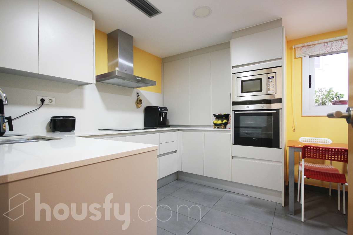 Housfy presenta este luminoso piso ubicado en L’Hospitalet de Llobregat, con 91 m² útiles (verificados con Catastro) en una finca del año 2012 con ascensor. Una vivienda en muy buen estado y lista para entrar a vivir desde el primer día. El salón-comedor destaca por su amplitud y luminosidad, con salida directa a un agradable balcón corrido que conecta también con uno de los dormitorios. La cocina es independiente y está totalmente equipada. La zona de noche se distribuye en 3 dormitorios (dos exteriores y uno interior), incluyendo la habitación principal en suite con su propio baño. En total, la vivienda dispone de 2 baños completos. Para tu total comodidad, cuenta con aire acondicionado por conductos y ventiladores de techo. Además, el piso incluye una cómoda plaza de garaje para coche grande en la misma finca (11,56m² superficie total, 5,10m² largo x 2,26m² de ancho), con acceso directo a través del ascensor. Ubicado a un paso del centro comercial Gran Via 2, en un entorno con todo tipo de servicios (colegios, supermercados, farmacias) y una excelente comunicación en transporte público hacia Barcelona. ¡No dejes escapar esta oportunidad única de diseñar tu hogar a medida! Aviso legal El precio de venta no incluye gastos de la compraventa como notaría, registro, impuestos, ni tampoco honorarios agencia. Esta publicación no es vinculante. Consulta siempre la nota simple con Housfy antes de formalizar la compraventa. Sobre nosotros Housfy es la plataforma integral de servicios inmobiliarios. Nuestra combinación de expertos y tecnología pone al alcance de todo el mundo servicios cómodos, claros y seguros. AICAT número: 7922. Nos encargamos de la gestión y asesoramiento de la compra. ¡Olvídate de todo! Hacemos los trámites por ti. Y, si además necesitas financiación, ponemos a tu disposición un bróker hipotecario para ayudarte a conseguir las mejores condiciones para tu perfil económico. ¿Quieres visitarla? Contacta con Housfy y agenda tu visita sin compromiso. Más información en: housfy.com En cumplimiento de la Ley 8/2026 en Cataluña, el certificado de presencia o ausencia de amianto se encuentra en proceso de tramitación.-7