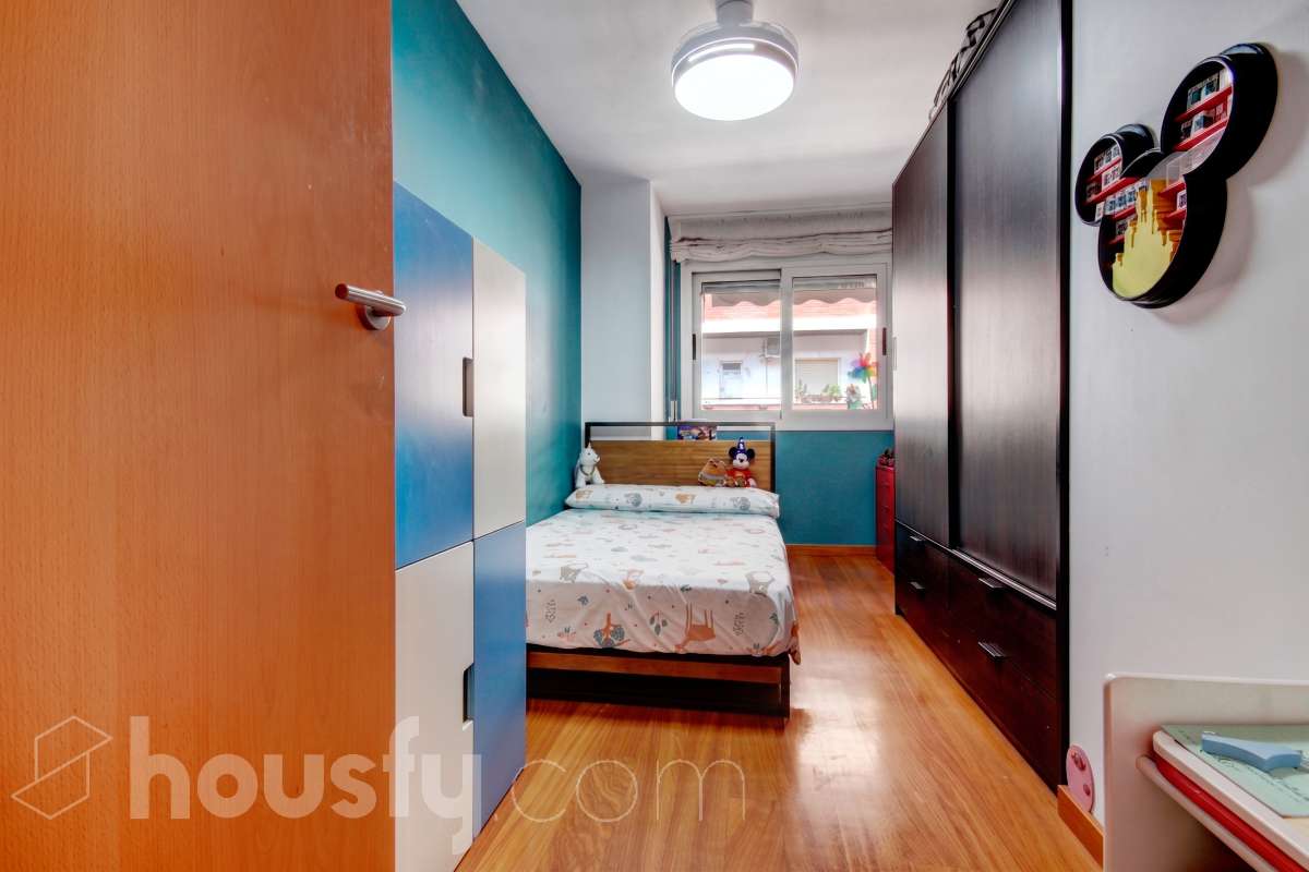 Housfy presenta este luminoso piso ubicado en L’Hospitalet de Llobregat, con 91 m² útiles (verificados con Catastro) en una finca del año 2012 con ascensor. Una vivienda en muy buen estado y lista para entrar a vivir desde el primer día. El salón-comedor destaca por su amplitud y luminosidad, con salida directa a un agradable balcón corrido que conecta también con uno de los dormitorios. La cocina es independiente y está totalmente equipada. La zona de noche se distribuye en 3 dormitorios (dos exteriores y uno interior), incluyendo la habitación principal en suite con su propio baño. En total, la vivienda dispone de 2 baños completos. Para tu total comodidad, cuenta con aire acondicionado por conductos y ventiladores de techo. Además, el piso incluye una cómoda plaza de garaje para coche grande en la misma finca (11,56m² superficie total, 5,10m² largo x 2,26m² de ancho), con acceso directo a través del ascensor. Ubicado a un paso del centro comercial Gran Via 2, en un entorno con todo tipo de servicios (colegios, supermercados, farmacias) y una excelente comunicación en transporte público hacia Barcelona. ¡No dejes escapar esta oportunidad única de diseñar tu hogar a medida! Aviso legal El precio de venta no incluye gastos de la compraventa como notaría, registro, impuestos, ni tampoco honorarios agencia. Esta publicación no es vinculante. Consulta siempre la nota simple con Housfy antes de formalizar la compraventa. Sobre nosotros Housfy es la plataforma integral de servicios inmobiliarios. Nuestra combinación de expertos y tecnología pone al alcance de todo el mundo servicios cómodos, claros y seguros. AICAT número: 7922. Nos encargamos de la gestión y asesoramiento de la compra. ¡Olvídate de todo! Hacemos los trámites por ti. Y, si además necesitas financiación, ponemos a tu disposición un bróker hipotecario para ayudarte a conseguir las mejores condiciones para tu perfil económico. ¿Quieres visitarla? Contacta con Housfy y agenda tu visita sin compromiso. Más información en: housfy.com En cumplimiento de la Ley 8/2026 en Cataluña, el certificado de presencia o ausencia de amianto se encuentra en proceso de tramitación.-16