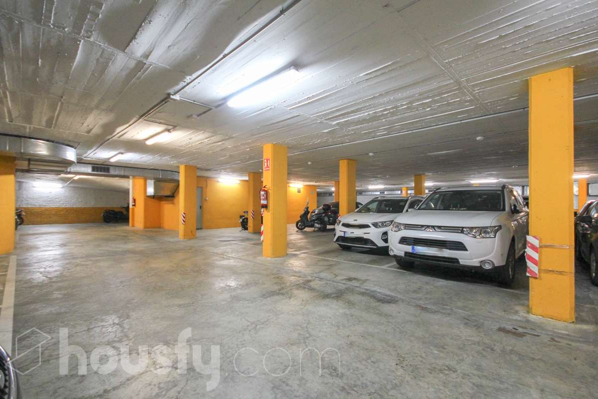 Housfy presenta este luminoso piso ubicado en L’Hospitalet de Llobregat, con 91 m² útiles (verificados con Catastro) en una finca del año 2012 con ascensor. Una vivienda en muy buen estado y lista para entrar a vivir desde el primer día. El salón-comedor destaca por su amplitud y luminosidad, con salida directa a un agradable balcón corrido que conecta también con uno de los dormitorios. La cocina es independiente y está totalmente equipada. La zona de noche se distribuye en 3 dormitorios (dos exteriores y uno interior), incluyendo la habitación principal en suite con su propio baño. En total, la vivienda dispone de 2 baños completos. Para tu total comodidad, cuenta con aire acondicionado por conductos y ventiladores de techo. Además, el piso incluye una cómoda plaza de garaje para coche grande en la misma finca (11,56m² superficie total, 5,10m² largo x 2,26m² de ancho), con acceso directo a través del ascensor. Ubicado a un paso del centro comercial Gran Via 2, en un entorno con todo tipo de servicios (colegios, supermercados, farmacias) y una excelente comunicación en transporte público hacia Barcelona. ¡No dejes escapar esta oportunidad única de diseñar tu hogar a medida! Aviso legal El precio de venta no incluye gastos de la compraventa como notaría, registro, impuestos, ni tampoco honorarios agencia. Esta publicación no es vinculante. Consulta siempre la nota simple con Housfy antes de formalizar la compraventa. Sobre nosotros Housfy es la plataforma integral de servicios inmobiliarios. Nuestra combinación de expertos y tecnología pone al alcance de todo el mundo servicios cómodos, claros y seguros. AICAT número: 7922. Nos encargamos de la gestión y asesoramiento de la compra. ¡Olvídate de todo! Hacemos los trámites por ti. Y, si además necesitas financiación, ponemos a tu disposición un bróker hipotecario para ayudarte a conseguir las mejores condiciones para tu perfil económico. ¿Quieres visitarla? Contacta con Housfy y agenda tu visita sin compromiso. Más información en: housfy.com En cumplimiento de la Ley 8/2026 en Cataluña, el certificado de presencia o ausencia de amianto se encuentra en proceso de tramitación.-23