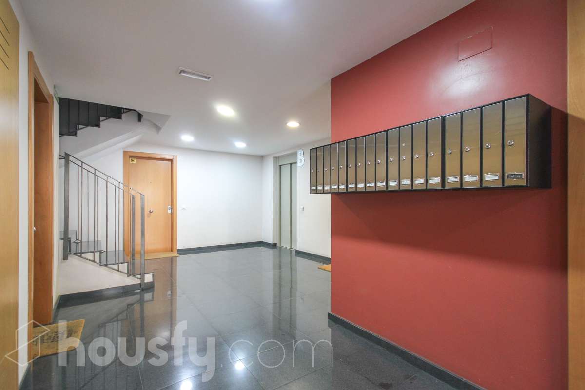 Housfy presenta este luminoso piso ubicado en L’Hospitalet de Llobregat, con 91 m² útiles (verificados con Catastro) en una finca del año 2012 con ascensor. Una vivienda en muy buen estado y lista para entrar a vivir desde el primer día. El salón-comedor destaca por su amplitud y luminosidad, con salida directa a un agradable balcón corrido que conecta también con uno de los dormitorios. La cocina es independiente y está totalmente equipada. La zona de noche se distribuye en 3 dormitorios (dos exteriores y uno interior), incluyendo la habitación principal en suite con su propio baño. En total, la vivienda dispone de 2 baños completos. Para tu total comodidad, cuenta con aire acondicionado por conductos y ventiladores de techo. Además, el piso incluye una cómoda plaza de garaje para coche grande en la misma finca (11,56m² superficie total, 5,10m² largo x 2,26m² de ancho), con acceso directo a través del ascensor. Ubicado a un paso del centro comercial Gran Via 2, en un entorno con todo tipo de servicios (colegios, supermercados, farmacias) y una excelente comunicación en transporte público hacia Barcelona. ¡No dejes escapar esta oportunidad única de diseñar tu hogar a medida! Aviso legal El precio de venta no incluye gastos de la compraventa como notaría, registro, impuestos, ni tampoco honorarios agencia. Esta publicación no es vinculante. Consulta siempre la nota simple con Housfy antes de formalizar la compraventa. Sobre nosotros Housfy es la plataforma integral de servicios inmobiliarios. Nuestra combinación de expertos y tecnología pone al alcance de todo el mundo servicios cómodos, claros y seguros. AICAT número: 7922. Nos encargamos de la gestión y asesoramiento de la compra. ¡Olvídate de todo! Hacemos los trámites por ti. Y, si además necesitas financiación, ponemos a tu disposición un bróker hipotecario para ayudarte a conseguir las mejores condiciones para tu perfil económico. ¿Quieres visitarla? Contacta con Housfy y agenda tu visita sin compromiso. Más información en: housfy.com En cumplimiento de la Ley 8/2026 en Cataluña, el certificado de presencia o ausencia de amianto se encuentra en proceso de tramitación.-26