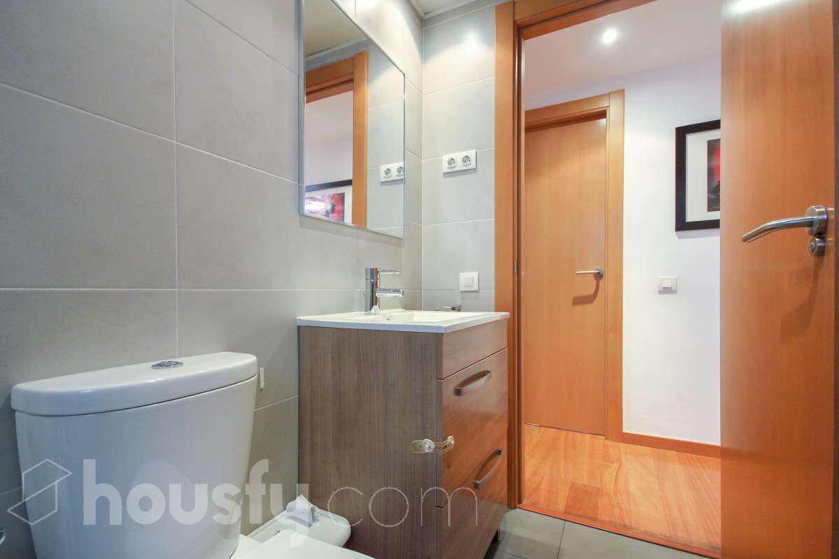 Housfy presenta este luminoso piso ubicado en L’Hospitalet de Llobregat, con 91 m² útiles (verificados con Catastro) en una finca del año 2012 con ascensor. Una vivienda en muy buen estado y lista para entrar a vivir desde el primer día. El salón-comedor destaca por su amplitud y luminosidad, con salida directa a un agradable balcón corrido que conecta también con uno de los dormitorios. La cocina es independiente y está totalmente equipada. La zona de noche se distribuye en 3 dormitorios (dos exteriores y uno interior), incluyendo la habitación principal en suite con su propio baño. En total, la vivienda dispone de 2 baños completos. Para tu total comodidad, cuenta con aire acondicionado por conductos y ventiladores de techo. Además, el piso incluye una cómoda plaza de garaje para coche grande en la misma finca (11,56m² superficie total, 5,10m² largo x 2,26m² de ancho), con acceso directo a través del ascensor. Ubicado a un paso del centro comercial Gran Via 2, en un entorno con todo tipo de servicios (colegios, supermercados, farmacias) y una excelente comunicación en transporte público hacia Barcelona. ¡No dejes escapar esta oportunidad única de diseñar tu hogar a medida! Aviso legal El precio de venta no incluye gastos de la compraventa como notaría, registro, impuestos, ni tampoco honorarios agencia. Esta publicación no es vinculante. Consulta siempre la nota simple con Housfy antes de formalizar la compraventa. Sobre nosotros Housfy es la plataforma integral de servicios inmobiliarios. Nuestra combinación de expertos y tecnología pone al alcance de todo el mundo servicios cómodos, claros y seguros. AICAT número: 7922. Nos encargamos de la gestión y asesoramiento de la compra. ¡Olvídate de todo! Hacemos los trámites por ti. Y, si además necesitas financiación, ponemos a tu disposición un bróker hipotecario para ayudarte a conseguir las mejores condiciones para tu perfil económico. ¿Quieres visitarla? Contacta con Housfy y agenda tu visita sin compromiso. Más información en: housfy.com En cumplimiento de la Ley 8/2026 en Cataluña, el certificado de presencia o ausencia de amianto se encuentra en proceso de tramitación.-17