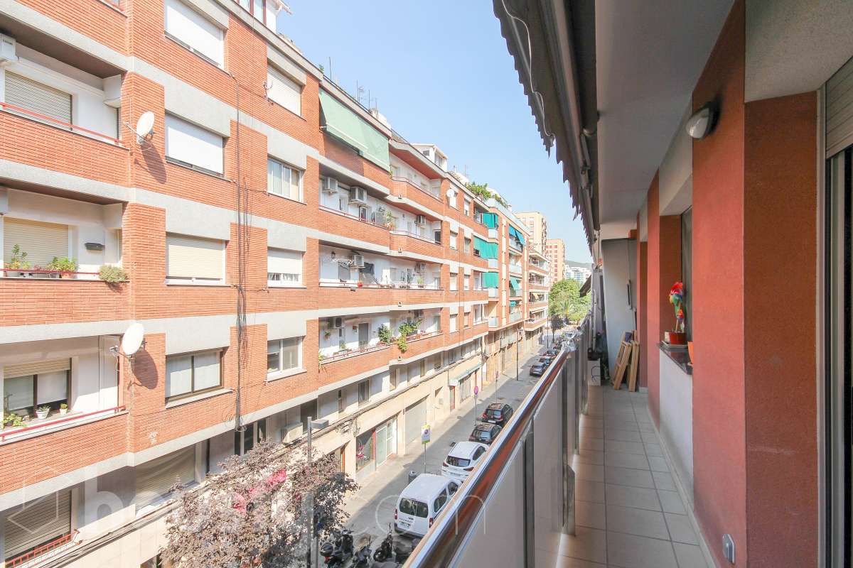 Housfy presenta este luminoso piso ubicado en L’Hospitalet de Llobregat, con 91 m² útiles (verificados con Catastro) en una finca del año 2012 con ascensor. Una vivienda en muy buen estado y lista para entrar a vivir desde el primer día. El salón-comedor destaca por su amplitud y luminosidad, con salida directa a un agradable balcón corrido que conecta también con uno de los dormitorios. La cocina es independiente y está totalmente equipada. La zona de noche se distribuye en 3 dormitorios (dos exteriores y uno interior), incluyendo la habitación principal en suite con su propio baño. En total, la vivienda dispone de 2 baños completos. Para tu total comodidad, cuenta con aire acondicionado por conductos y ventiladores de techo. Además, el piso incluye una cómoda plaza de garaje para coche grande en la misma finca (11,56m² superficie total, 5,10m² largo x 2,26m² de ancho), con acceso directo a través del ascensor. Ubicado a un paso del centro comercial Gran Via 2, en un entorno con todo tipo de servicios (colegios, supermercados, farmacias) y una excelente comunicación en transporte público hacia Barcelona. ¡No dejes escapar esta oportunidad única de diseñar tu hogar a medida! Aviso legal El precio de venta no incluye gastos de la compraventa como notaría, registro, impuestos, ni tampoco honorarios agencia. Esta publicación no es vinculante. Consulta siempre la nota simple con Housfy antes de formalizar la compraventa. Sobre nosotros Housfy es la plataforma integral de servicios inmobiliarios. Nuestra combinación de expertos y tecnología pone al alcance de todo el mundo servicios cómodos, claros y seguros. AICAT número: 7922. Nos encargamos de la gestión y asesoramiento de la compra. ¡Olvídate de todo! Hacemos los trámites por ti. Y, si además necesitas financiación, ponemos a tu disposición un bróker hipotecario para ayudarte a conseguir las mejores condiciones para tu perfil económico. ¿Quieres visitarla? Contacta con Housfy y agenda tu visita sin compromiso. Más información en: housfy.com En cumplimiento de la Ley 8/2026 en Cataluña, el certificado de presencia o ausencia de amianto se encuentra en proceso de tramitación.-4