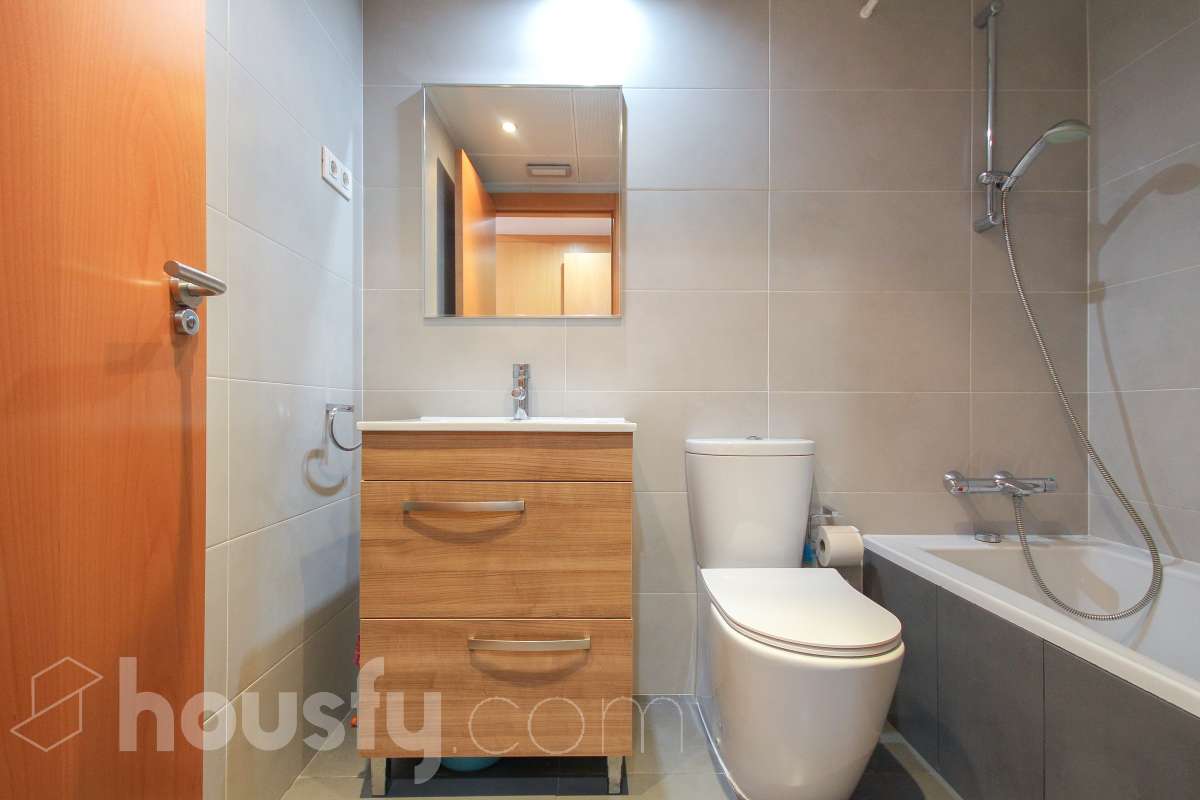 Housfy presenta este luminoso piso ubicado en L’Hospitalet de Llobregat, con 91 m² útiles (verificados con Catastro) en una finca del año 2012 con ascensor. Una vivienda en muy buen estado y lista para entrar a vivir desde el primer día. El salón-comedor destaca por su amplitud y luminosidad, con salida directa a un agradable balcón corrido que conecta también con uno de los dormitorios. La cocina es independiente y está totalmente equipada. La zona de noche se distribuye en 3 dormitorios (dos exteriores y uno interior), incluyendo la habitación principal en suite con su propio baño. En total, la vivienda dispone de 2 baños completos. Para tu total comodidad, cuenta con aire acondicionado por conductos y ventiladores de techo. Además, el piso incluye una cómoda plaza de garaje para coche grande en la misma finca (11,56m² superficie total, 5,10m² largo x 2,26m² de ancho), con acceso directo a través del ascensor. Ubicado a un paso del centro comercial Gran Via 2, en un entorno con todo tipo de servicios (colegios, supermercados, farmacias) y una excelente comunicación en transporte público hacia Barcelona. ¡No dejes escapar esta oportunidad única de diseñar tu hogar a medida! Aviso legal El precio de venta no incluye gastos de la compraventa como notaría, registro, impuestos, ni tampoco honorarios agencia. Esta publicación no es vinculante. Consulta siempre la nota simple con Housfy antes de formalizar la compraventa. Sobre nosotros Housfy es la plataforma integral de servicios inmobiliarios. Nuestra combinación de expertos y tecnología pone al alcance de todo el mundo servicios cómodos, claros y seguros. AICAT número: 7922. Nos encargamos de la gestión y asesoramiento de la compra. ¡Olvídate de todo! Hacemos los trámites por ti. Y, si además necesitas financiación, ponemos a tu disposición un bróker hipotecario para ayudarte a conseguir las mejores condiciones para tu perfil económico. ¿Quieres visitarla? Contacta con Housfy y agenda tu visita sin compromiso. Más información en: housfy.com En cumplimiento de la Ley 8/2026 en Cataluña, el certificado de presencia o ausencia de amianto se encuentra en proceso de tramitación.-19