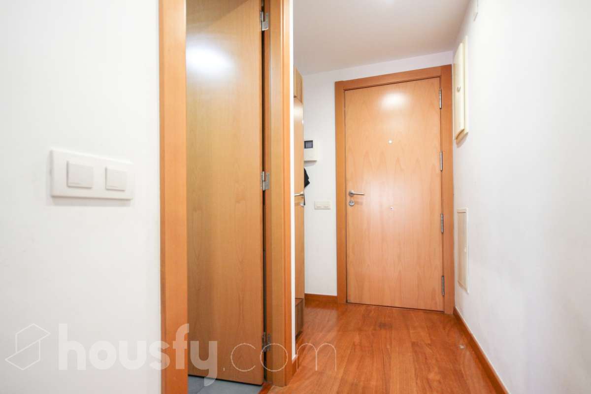 Housfy presenta este luminoso piso ubicado en L’Hospitalet de Llobregat, con 91 m² útiles (verificados con Catastro) en una finca del año 2012 con ascensor. Una vivienda en muy buen estado y lista para entrar a vivir desde el primer día. El salón-comedor destaca por su amplitud y luminosidad, con salida directa a un agradable balcón corrido que conecta también con uno de los dormitorios. La cocina es independiente y está totalmente equipada. La zona de noche se distribuye en 3 dormitorios (dos exteriores y uno interior), incluyendo la habitación principal en suite con su propio baño. En total, la vivienda dispone de 2 baños completos. Para tu total comodidad, cuenta con aire acondicionado por conductos y ventiladores de techo. Además, el piso incluye una cómoda plaza de garaje para coche grande en la misma finca (11,56m² superficie total, 5,10m² largo x 2,26m² de ancho), con acceso directo a través del ascensor. Ubicado a un paso del centro comercial Gran Via 2, en un entorno con todo tipo de servicios (colegios, supermercados, farmacias) y una excelente comunicación en transporte público hacia Barcelona. ¡No dejes escapar esta oportunidad única de diseñar tu hogar a medida! Aviso legal El precio de venta no incluye gastos de la compraventa como notaría, registro, impuestos, ni tampoco honorarios agencia. Esta publicación no es vinculante. Consulta siempre la nota simple con Housfy antes de formalizar la compraventa. Sobre nosotros Housfy es la plataforma integral de servicios inmobiliarios. Nuestra combinación de expertos y tecnología pone al alcance de todo el mundo servicios cómodos, claros y seguros. AICAT número: 7922. Nos encargamos de la gestión y asesoramiento de la compra. ¡Olvídate de todo! Hacemos los trámites por ti. Y, si además necesitas financiación, ponemos a tu disposición un bróker hipotecario para ayudarte a conseguir las mejores condiciones para tu perfil económico. ¿Quieres visitarla? Contacta con Housfy y agenda tu visita sin compromiso. Más información en: housfy.com En cumplimiento de la Ley 8/2026 en Cataluña, el certificado de presencia o ausencia de amianto se encuentra en proceso de tramitación.-6