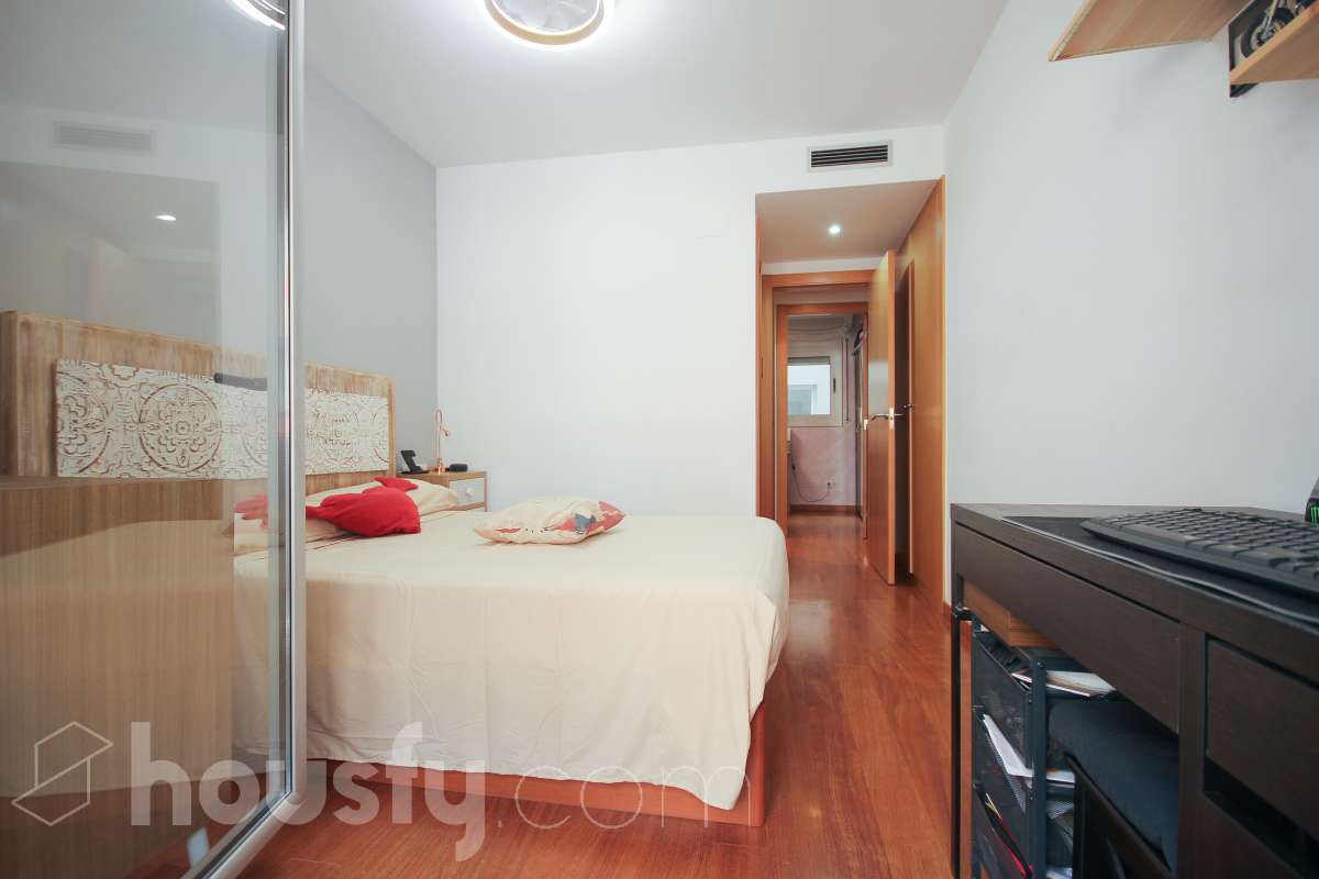 Housfy presenta este luminoso piso ubicado en L’Hospitalet de Llobregat, con 91 m² útiles (verificados con Catastro) en una finca del año 2012 con ascensor. Una vivienda en muy buen estado y lista para entrar a vivir desde el primer día. El salón-comedor destaca por su amplitud y luminosidad, con salida directa a un agradable balcón corrido que conecta también con uno de los dormitorios. La cocina es independiente y está totalmente equipada. La zona de noche se distribuye en 3 dormitorios (dos exteriores y uno interior), incluyendo la habitación principal en suite con su propio baño. En total, la vivienda dispone de 2 baños completos. Para tu total comodidad, cuenta con aire acondicionado por conductos y ventiladores de techo. Además, el piso incluye una cómoda plaza de garaje para coche grande en la misma finca (11,56m² superficie total, 5,10m² largo x 2,26m² de ancho), con acceso directo a través del ascensor. Ubicado a un paso del centro comercial Gran Via 2, en un entorno con todo tipo de servicios (colegios, supermercados, farmacias) y una excelente comunicación en transporte público hacia Barcelona. ¡No dejes escapar esta oportunidad única de diseñar tu hogar a medida! Aviso legal El precio de venta no incluye gastos de la compraventa como notaría, registro, impuestos, ni tampoco honorarios agencia. Esta publicación no es vinculante. Consulta siempre la nota simple con Housfy antes de formalizar la compraventa. Sobre nosotros Housfy es la plataforma integral de servicios inmobiliarios. Nuestra combinación de expertos y tecnología pone al alcance de todo el mundo servicios cómodos, claros y seguros. AICAT número: 7922. Nos encargamos de la gestión y asesoramiento de la compra. ¡Olvídate de todo! Hacemos los trámites por ti. Y, si además necesitas financiación, ponemos a tu disposición un bróker hipotecario para ayudarte a conseguir las mejores condiciones para tu perfil económico. ¿Quieres visitarla? Contacta con Housfy y agenda tu visita sin compromiso. Más información en: housfy.com En cumplimiento de la Ley 8/2026 en Cataluña, el certificado de presencia o ausencia de amianto se encuentra en proceso de tramitación.-13