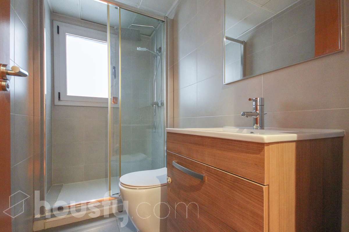 Housfy presenta este luminoso piso ubicado en L’Hospitalet de Llobregat, con 91 m² útiles (verificados con Catastro) en una finca del año 2012 con ascensor. Una vivienda en muy buen estado y lista para entrar a vivir desde el primer día. El salón-comedor destaca por su amplitud y luminosidad, con salida directa a un agradable balcón corrido que conecta también con uno de los dormitorios. La cocina es independiente y está totalmente equipada. La zona de noche se distribuye en 3 dormitorios (dos exteriores y uno interior), incluyendo la habitación principal en suite con su propio baño. En total, la vivienda dispone de 2 baños completos. Para tu total comodidad, cuenta con aire acondicionado por conductos y ventiladores de techo. Además, el piso incluye una cómoda plaza de garaje para coche grande en la misma finca (11,56m² superficie total, 5,10m² largo x 2,26m² de ancho), con acceso directo a través del ascensor. Ubicado a un paso del centro comercial Gran Via 2, en un entorno con todo tipo de servicios (colegios, supermercados, farmacias) y una excelente comunicación en transporte público hacia Barcelona. ¡No dejes escapar esta oportunidad única de diseñar tu hogar a medida! Aviso legal El precio de venta no incluye gastos de la compraventa como notaría, registro, impuestos, ni tampoco honorarios agencia. Esta publicación no es vinculante. Consulta siempre la nota simple con Housfy antes de formalizar la compraventa. Sobre nosotros Housfy es la plataforma integral de servicios inmobiliarios. Nuestra combinación de expertos y tecnología pone al alcance de todo el mundo servicios cómodos, claros y seguros. AICAT número: 7922. Nos encargamos de la gestión y asesoramiento de la compra. ¡Olvídate de todo! Hacemos los trámites por ti. Y, si además necesitas financiación, ponemos a tu disposición un bróker hipotecario para ayudarte a conseguir las mejores condiciones para tu perfil económico. ¿Quieres visitarla? Contacta con Housfy y agenda tu visita sin compromiso. Más información en: housfy.com En cumplimiento de la Ley 8/2026 en Cataluña, el certificado de presencia o ausencia de amianto se encuentra en proceso de tramitación.-14
