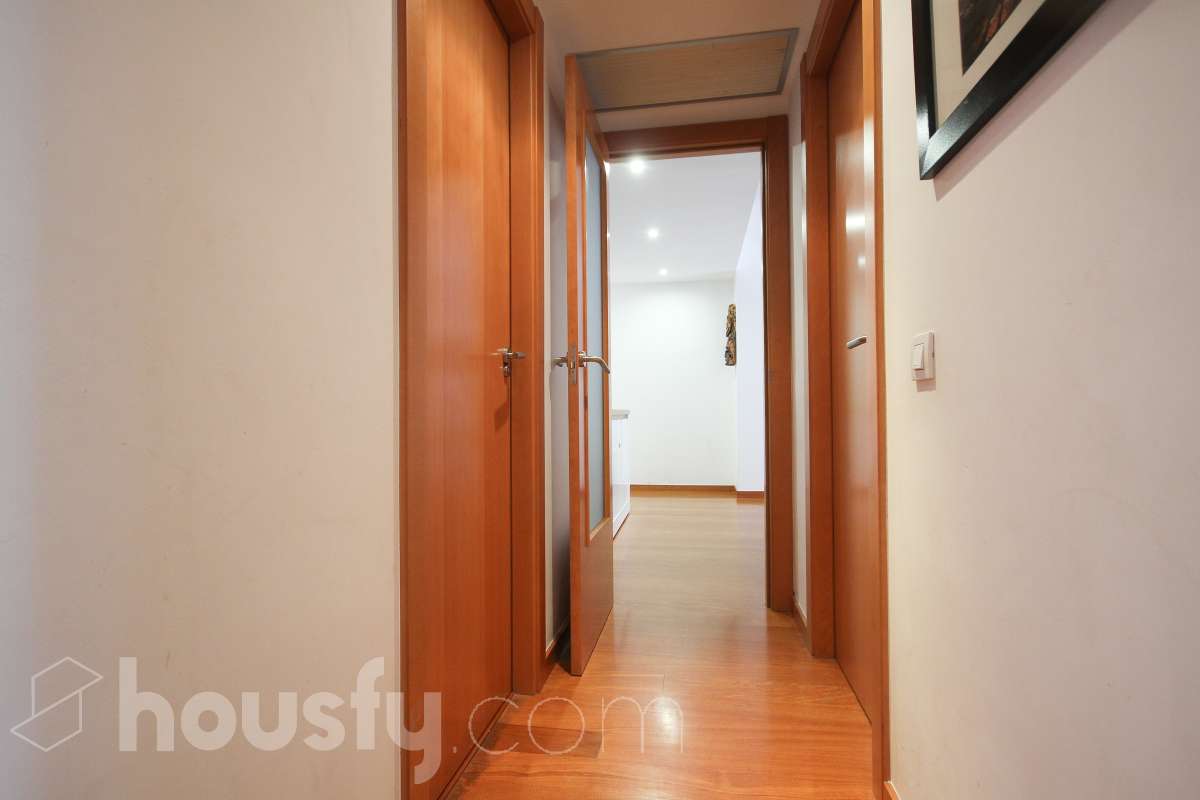 Housfy presenta este luminoso piso ubicado en L’Hospitalet de Llobregat, con 91 m² útiles (verificados con Catastro) en una finca del año 2012 con ascensor. Una vivienda en muy buen estado y lista para entrar a vivir desde el primer día. El salón-comedor destaca por su amplitud y luminosidad, con salida directa a un agradable balcón corrido que conecta también con uno de los dormitorios. La cocina es independiente y está totalmente equipada. La zona de noche se distribuye en 3 dormitorios (dos exteriores y uno interior), incluyendo la habitación principal en suite con su propio baño. En total, la vivienda dispone de 2 baños completos. Para tu total comodidad, cuenta con aire acondicionado por conductos y ventiladores de techo. Además, el piso incluye una cómoda plaza de garaje para coche grande en la misma finca (11,56m² superficie total, 5,10m² largo x 2,26m² de ancho), con acceso directo a través del ascensor. Ubicado a un paso del centro comercial Gran Via 2, en un entorno con todo tipo de servicios (colegios, supermercados, farmacias) y una excelente comunicación en transporte público hacia Barcelona. ¡No dejes escapar esta oportunidad única de diseñar tu hogar a medida! Aviso legal El precio de venta no incluye gastos de la compraventa como notaría, registro, impuestos, ni tampoco honorarios agencia. Esta publicación no es vinculante. Consulta siempre la nota simple con Housfy antes de formalizar la compraventa. Sobre nosotros Housfy es la plataforma integral de servicios inmobiliarios. Nuestra combinación de expertos y tecnología pone al alcance de todo el mundo servicios cómodos, claros y seguros. AICAT número: 7922. Nos encargamos de la gestión y asesoramiento de la compra. ¡Olvídate de todo! Hacemos los trámites por ti. Y, si además necesitas financiación, ponemos a tu disposición un bróker hipotecario para ayudarte a conseguir las mejores condiciones para tu perfil económico. ¿Quieres visitarla? Contacta con Housfy y agenda tu visita sin compromiso. Más información en: housfy.com En cumplimiento de la Ley 8/2026 en Cataluña, el certificado de presencia o ausencia de amianto se encuentra en proceso de tramitación.-10