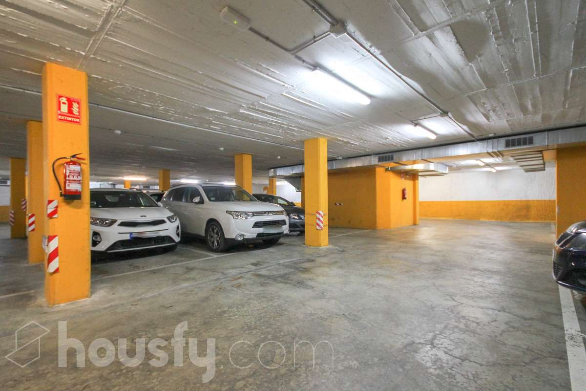 Housfy presenta este luminoso piso ubicado en L’Hospitalet de Llobregat, con 91 m² útiles (verificados con Catastro) en una finca del año 2012 con ascensor. Una vivienda en muy buen estado y lista para entrar a vivir desde el primer día. El salón-comedor destaca por su amplitud y luminosidad, con salida directa a un agradable balcón corrido que conecta también con uno de los dormitorios. La cocina es independiente y está totalmente equipada. La zona de noche se distribuye en 3 dormitorios (dos exteriores y uno interior), incluyendo la habitación principal en suite con su propio baño. En total, la vivienda dispone de 2 baños completos. Para tu total comodidad, cuenta con aire acondicionado por conductos y ventiladores de techo. Además, el piso incluye una cómoda plaza de garaje para coche grande en la misma finca (11,56m² superficie total, 5,10m² largo x 2,26m² de ancho), con acceso directo a través del ascensor. Ubicado a un paso del centro comercial Gran Via 2, en un entorno con todo tipo de servicios (colegios, supermercados, farmacias) y una excelente comunicación en transporte público hacia Barcelona. ¡No dejes escapar esta oportunidad única de diseñar tu hogar a medida! Aviso legal El precio de venta no incluye gastos de la compraventa como notaría, registro, impuestos, ni tampoco honorarios agencia. Esta publicación no es vinculante. Consulta siempre la nota simple con Housfy antes de formalizar la compraventa. Sobre nosotros Housfy es la plataforma integral de servicios inmobiliarios. Nuestra combinación de expertos y tecnología pone al alcance de todo el mundo servicios cómodos, claros y seguros. AICAT número: 7922. Nos encargamos de la gestión y asesoramiento de la compra. ¡Olvídate de todo! Hacemos los trámites por ti. Y, si además necesitas financiación, ponemos a tu disposición un bróker hipotecario para ayudarte a conseguir las mejores condiciones para tu perfil económico. ¿Quieres visitarla? Contacta con Housfy y agenda tu visita sin compromiso. Más información en: housfy.com En cumplimiento de la Ley 8/2026 en Cataluña, el certificado de presencia o ausencia de amianto se encuentra en proceso de tramitación.-25
