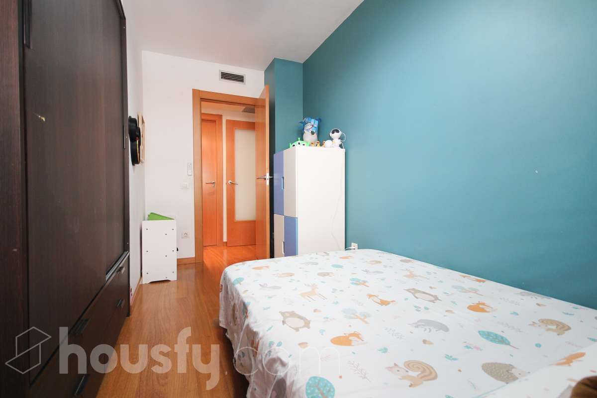 Housfy presenta este luminoso piso ubicado en L’Hospitalet de Llobregat, con 91 m² útiles (verificados con Catastro) en una finca del año 2012 con ascensor. Una vivienda en muy buen estado y lista para entrar a vivir desde el primer día. El salón-comedor destaca por su amplitud y luminosidad, con salida directa a un agradable balcón corrido que conecta también con uno de los dormitorios. La cocina es independiente y está totalmente equipada. La zona de noche se distribuye en 3 dormitorios (dos exteriores y uno interior), incluyendo la habitación principal en suite con su propio baño. En total, la vivienda dispone de 2 baños completos. Para tu total comodidad, cuenta con aire acondicionado por conductos y ventiladores de techo. Además, el piso incluye una cómoda plaza de garaje para coche grande en la misma finca (11,56m² superficie total, 5,10m² largo x 2,26m² de ancho), con acceso directo a través del ascensor. Ubicado a un paso del centro comercial Gran Via 2, en un entorno con todo tipo de servicios (colegios, supermercados, farmacias) y una excelente comunicación en transporte público hacia Barcelona. ¡No dejes escapar esta oportunidad única de diseñar tu hogar a medida! Aviso legal El precio de venta no incluye gastos de la compraventa como notaría, registro, impuestos, ni tampoco honorarios agencia. Esta publicación no es vinculante. Consulta siempre la nota simple con Housfy antes de formalizar la compraventa. Sobre nosotros Housfy es la plataforma integral de servicios inmobiliarios. Nuestra combinación de expertos y tecnología pone al alcance de todo el mundo servicios cómodos, claros y seguros. AICAT número: 7922. Nos encargamos de la gestión y asesoramiento de la compra. ¡Olvídate de todo! Hacemos los trámites por ti. Y, si además necesitas financiación, ponemos a tu disposición un bróker hipotecario para ayudarte a conseguir las mejores condiciones para tu perfil económico. ¿Quieres visitarla? Contacta con Housfy y agenda tu visita sin compromiso. Más información en: housfy.com En cumplimiento de la Ley 8/2026 en Cataluña, el certificado de presencia o ausencia de amianto se encuentra en proceso de tramitación.-15