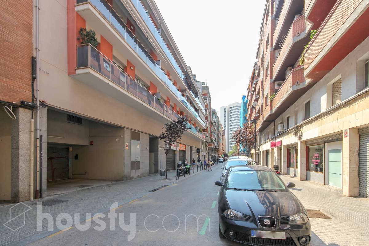 Housfy presenta este luminoso piso ubicado en L’Hospitalet de Llobregat, con 91 m² útiles (verificados con Catastro) en una finca del año 2012 con ascensor. Una vivienda en muy buen estado y lista para entrar a vivir desde el primer día. El salón-comedor destaca por su amplitud y luminosidad, con salida directa a un agradable balcón corrido que conecta también con uno de los dormitorios. La cocina es independiente y está totalmente equipada. La zona de noche se distribuye en 3 dormitorios (dos exteriores y uno interior), incluyendo la habitación principal en suite con su propio baño. En total, la vivienda dispone de 2 baños completos. Para tu total comodidad, cuenta con aire acondicionado por conductos y ventiladores de techo. Además, el piso incluye una cómoda plaza de garaje para coche grande en la misma finca (11,56m² superficie total, 5,10m² largo x 2,26m² de ancho), con acceso directo a través del ascensor. Ubicado a un paso del centro comercial Gran Via 2, en un entorno con todo tipo de servicios (colegios, supermercados, farmacias) y una excelente comunicación en transporte público hacia Barcelona. ¡No dejes escapar esta oportunidad única de diseñar tu hogar a medida! Aviso legal El precio de venta no incluye gastos de la compraventa como notaría, registro, impuestos, ni tampoco honorarios agencia. Esta publicación no es vinculante. Consulta siempre la nota simple con Housfy antes de formalizar la compraventa. Sobre nosotros Housfy es la plataforma integral de servicios inmobiliarios. Nuestra combinación de expertos y tecnología pone al alcance de todo el mundo servicios cómodos, claros y seguros. AICAT número: 7922. Nos encargamos de la gestión y asesoramiento de la compra. ¡Olvídate de todo! Hacemos los trámites por ti. Y, si además necesitas financiación, ponemos a tu disposición un bróker hipotecario para ayudarte a conseguir las mejores condiciones para tu perfil económico. ¿Quieres visitarla? Contacta con Housfy y agenda tu visita sin compromiso. Más información en: housfy.com En cumplimiento de la Ley 8/2026 en Cataluña, el certificado de presencia o ausencia de amianto se encuentra en proceso de tramitación.-27