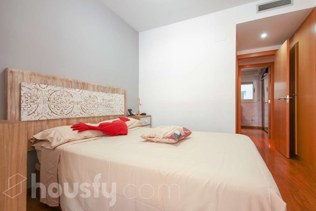 Housfy presenta este luminoso piso ubicado en L’Hospitalet de Llobregat, con 91 m² útiles (verificados con Catastro) en una finca del año 2012 con ascensor. Una vivienda en muy buen estado y lista para entrar a vivir desde el primer día. El salón-comedor destaca por su amplitud y luminosidad, con salida directa a un agradable balcón corrido que conecta también con uno de los dormitorios. La cocina es independiente y está totalmente equipada. La zona de noche se distribuye en 3 dormitorios (dos exteriores y uno interior), incluyendo la habitación principal en suite con su propio baño. En total, la vivienda dispone de 2 baños completos. Para tu total comodidad, cuenta con aire acondicionado por conductos y ventiladores de techo. Además, el piso incluye una cómoda plaza de garaje para coche grande en la misma finca (11,56m² superficie total, 5,10m² largo x 2,26m² de ancho), con acceso directo a través del ascensor. Ubicado a un paso del centro comercial Gran Via 2, en un entorno con todo tipo de servicios (colegios, supermercados, farmacias) y una excelente comunicación en transporte público hacia Barcelona. ¡No dejes escapar esta oportunidad única de diseñar tu hogar a medida! Aviso legal El precio de venta no incluye gastos de la compraventa como notaría, registro, impuestos, ni tampoco honorarios agencia. Esta publicación no es vinculante. Consulta siempre la nota simple con Housfy antes de formalizar la compraventa. Sobre nosotros Housfy es la plataforma integral de servicios inmobiliarios. Nuestra combinación de expertos y tecnología pone al alcance de todo el mundo servicios cómodos, claros y seguros. AICAT número: 7922. Nos encargamos de la gestión y asesoramiento de la compra. ¡Olvídate de todo! Hacemos los trámites por ti. Y, si además necesitas financiación, ponemos a tu disposición un bróker hipotecario para ayudarte a conseguir las mejores condiciones para tu perfil económico. ¿Quieres visitarla? Contacta con Housfy y agenda tu visita sin compromiso. Más información en: housfy.com En cumplimiento de la Ley 8/2026 en Cataluña, el certificado de presencia o ausencia de amianto se encuentra en proceso de tramitación.-12