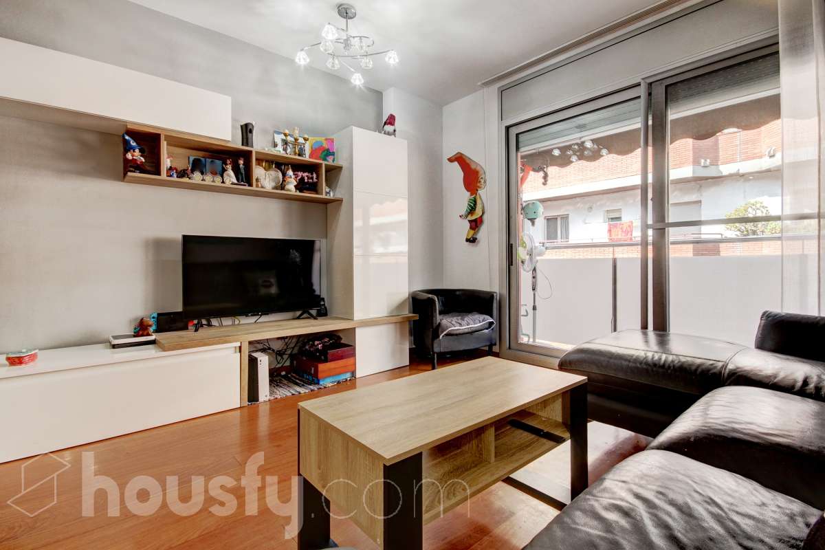 Housfy presenta este luminoso piso ubicado en L’Hospitalet de Llobregat, con 91 m² útiles (verificados con Catastro) en una finca del año 2012 con ascensor. Una vivienda en muy buen estado y lista para entrar a vivir desde el primer día. El salón-comedor destaca por su amplitud y luminosidad, con salida directa a un agradable balcón corrido que conecta también con uno de los dormitorios. La cocina es independiente y está totalmente equipada. La zona de noche se distribuye en 3 dormitorios (dos exteriores y uno interior), incluyendo la habitación principal en suite con su propio baño. En total, la vivienda dispone de 2 baños completos. Para tu total comodidad, cuenta con aire acondicionado por conductos y ventiladores de techo. Además, el piso incluye una cómoda plaza de garaje para coche grande en la misma finca (11,56m² superficie total, 5,10m² largo x 2,26m² de ancho), con acceso directo a través del ascensor. Ubicado a un paso del centro comercial Gran Via 2, en un entorno con todo tipo de servicios (colegios, supermercados, farmacias) y una excelente comunicación en transporte público hacia Barcelona. ¡No dejes escapar esta oportunidad única de diseñar tu hogar a medida! Aviso legal El precio de venta no incluye gastos de la compraventa como notaría, registro, impuestos, ni tampoco honorarios agencia. Esta publicación no es vinculante. Consulta siempre la nota simple con Housfy antes de formalizar la compraventa. Sobre nosotros Housfy es la plataforma integral de servicios inmobiliarios. Nuestra combinación de expertos y tecnología pone al alcance de todo el mundo servicios cómodos, claros y seguros. AICAT número: 7922. Nos encargamos de la gestión y asesoramiento de la compra. ¡Olvídate de todo! Hacemos los trámites por ti. Y, si además necesitas financiación, ponemos a tu disposición un bróker hipotecario para ayudarte a conseguir las mejores condiciones para tu perfil económico. ¿Quieres visitarla? Contacta con Housfy y agenda tu visita sin compromiso. Más información en: housfy.com En cumplimiento de la Ley 8/2026 en Cataluña, el certificado de presencia o ausencia de amianto se encuentra en proceso de tramitación.-3