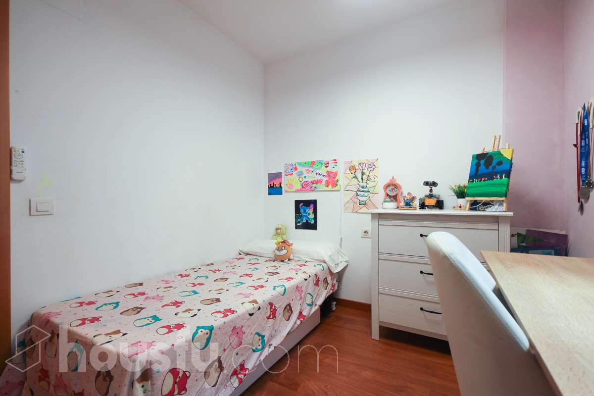 Housfy presenta este luminoso piso ubicado en L’Hospitalet de Llobregat, con 91 m² útiles (verificados con Catastro) en una finca del año 2012 con ascensor. Una vivienda en muy buen estado y lista para entrar a vivir desde el primer día. El salón-comedor destaca por su amplitud y luminosidad, con salida directa a un agradable balcón corrido que conecta también con uno de los dormitorios. La cocina es independiente y está totalmente equipada. La zona de noche se distribuye en 3 dormitorios (dos exteriores y uno interior), incluyendo la habitación principal en suite con su propio baño. En total, la vivienda dispone de 2 baños completos. Para tu total comodidad, cuenta con aire acondicionado por conductos y ventiladores de techo. Además, el piso incluye una cómoda plaza de garaje para coche grande en la misma finca (11,56m² superficie total, 5,10m² largo x 2,26m² de ancho), con acceso directo a través del ascensor. Ubicado a un paso del centro comercial Gran Via 2, en un entorno con todo tipo de servicios (colegios, supermercados, farmacias) y una excelente comunicación en transporte público hacia Barcelona. ¡No dejes escapar esta oportunidad única de diseñar tu hogar a medida! Aviso legal El precio de venta no incluye gastos de la compraventa como notaría, registro, impuestos, ni tampoco honorarios agencia. Esta publicación no es vinculante. Consulta siempre la nota simple con Housfy antes de formalizar la compraventa. Sobre nosotros Housfy es la plataforma integral de servicios inmobiliarios. Nuestra combinación de expertos y tecnología pone al alcance de todo el mundo servicios cómodos, claros y seguros. AICAT número: 7922. Nos encargamos de la gestión y asesoramiento de la compra. ¡Olvídate de todo! Hacemos los trámites por ti. Y, si además necesitas financiación, ponemos a tu disposición un bróker hipotecario para ayudarte a conseguir las mejores condiciones para tu perfil económico. ¿Quieres visitarla? Contacta con Housfy y agenda tu visita sin compromiso. Más información en: housfy.com En cumplimiento de la Ley 8/2026 en Cataluña, el certificado de presencia o ausencia de amianto se encuentra en proceso de tramitación.-21