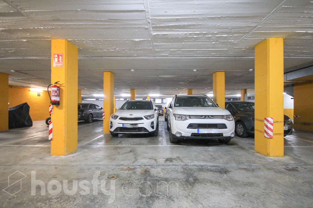 Housfy presenta este luminoso piso ubicado en L’Hospitalet de Llobregat, con 91 m² útiles (verificados con Catastro) en una finca del año 2012 con ascensor. Una vivienda en muy buen estado y lista para entrar a vivir desde el primer día. El salón-comedor destaca por su amplitud y luminosidad, con salida directa a un agradable balcón corrido que conecta también con uno de los dormitorios. La cocina es independiente y está totalmente equipada. La zona de noche se distribuye en 3 dormitorios (dos exteriores y uno interior), incluyendo la habitación principal en suite con su propio baño. En total, la vivienda dispone de 2 baños completos. Para tu total comodidad, cuenta con aire acondicionado por conductos y ventiladores de techo. Además, el piso incluye una cómoda plaza de garaje para coche grande en la misma finca (11,56m² superficie total, 5,10m² largo x 2,26m² de ancho), con acceso directo a través del ascensor. Ubicado a un paso del centro comercial Gran Via 2, en un entorno con todo tipo de servicios (colegios, supermercados, farmacias) y una excelente comunicación en transporte público hacia Barcelona. ¡No dejes escapar esta oportunidad única de diseñar tu hogar a medida! Aviso legal El precio de venta no incluye gastos de la compraventa como notaría, registro, impuestos, ni tampoco honorarios agencia. Esta publicación no es vinculante. Consulta siempre la nota simple con Housfy antes de formalizar la compraventa. Sobre nosotros Housfy es la plataforma integral de servicios inmobiliarios. Nuestra combinación de expertos y tecnología pone al alcance de todo el mundo servicios cómodos, claros y seguros. AICAT número: 7922. Nos encargamos de la gestión y asesoramiento de la compra. ¡Olvídate de todo! Hacemos los trámites por ti. Y, si además necesitas financiación, ponemos a tu disposición un bróker hipotecario para ayudarte a conseguir las mejores condiciones para tu perfil económico. ¿Quieres visitarla? Contacta con Housfy y agenda tu visita sin compromiso. Más información en: housfy.com En cumplimiento de la Ley 8/2026 en Cataluña, el certificado de presencia o ausencia de amianto se encuentra en proceso de tramitación.-24